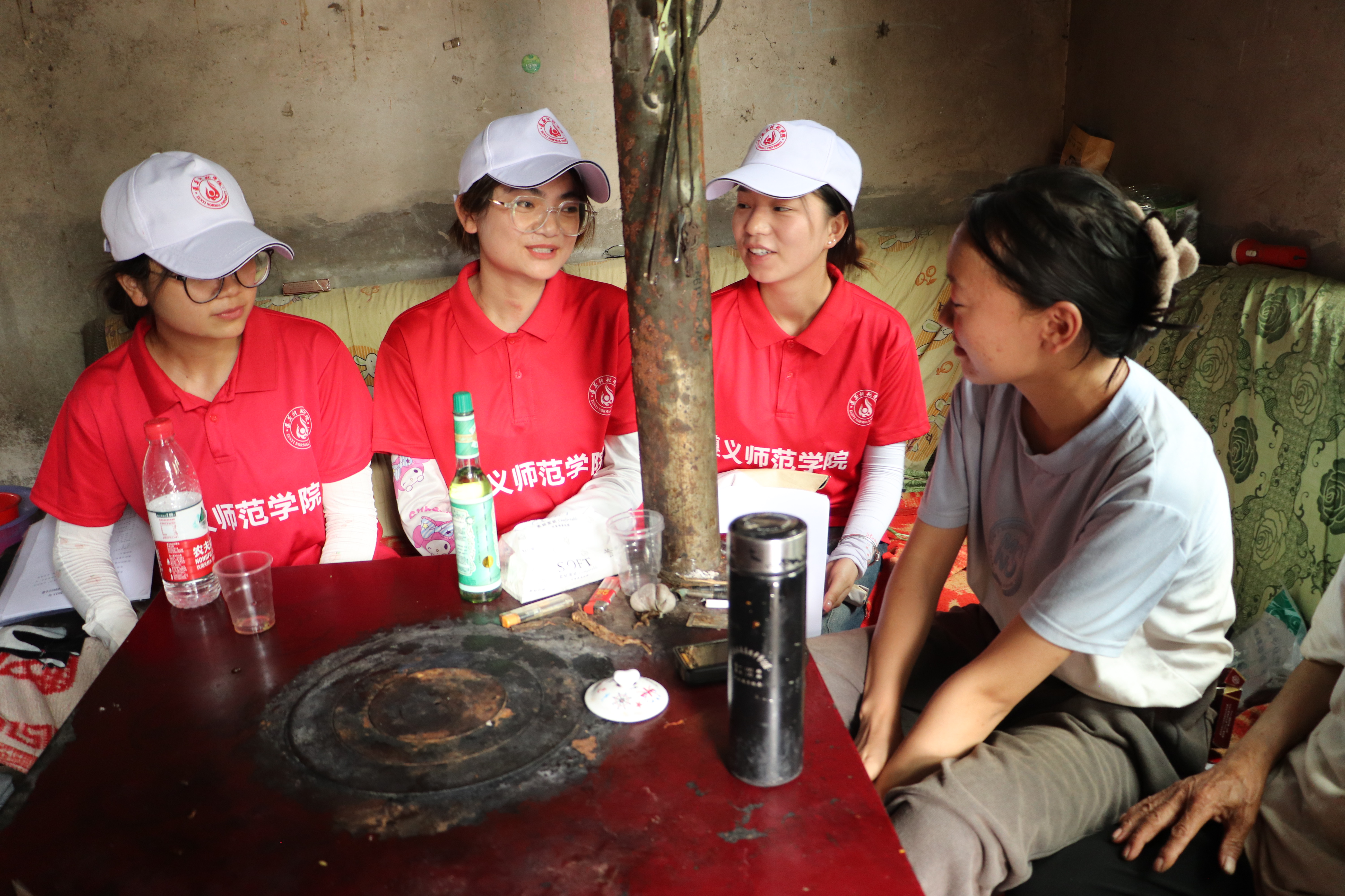 图为实践队员入户走访金桥村青年学生代表，共享青春故事，宣讲党的创新理论。 张冰鑫 供图