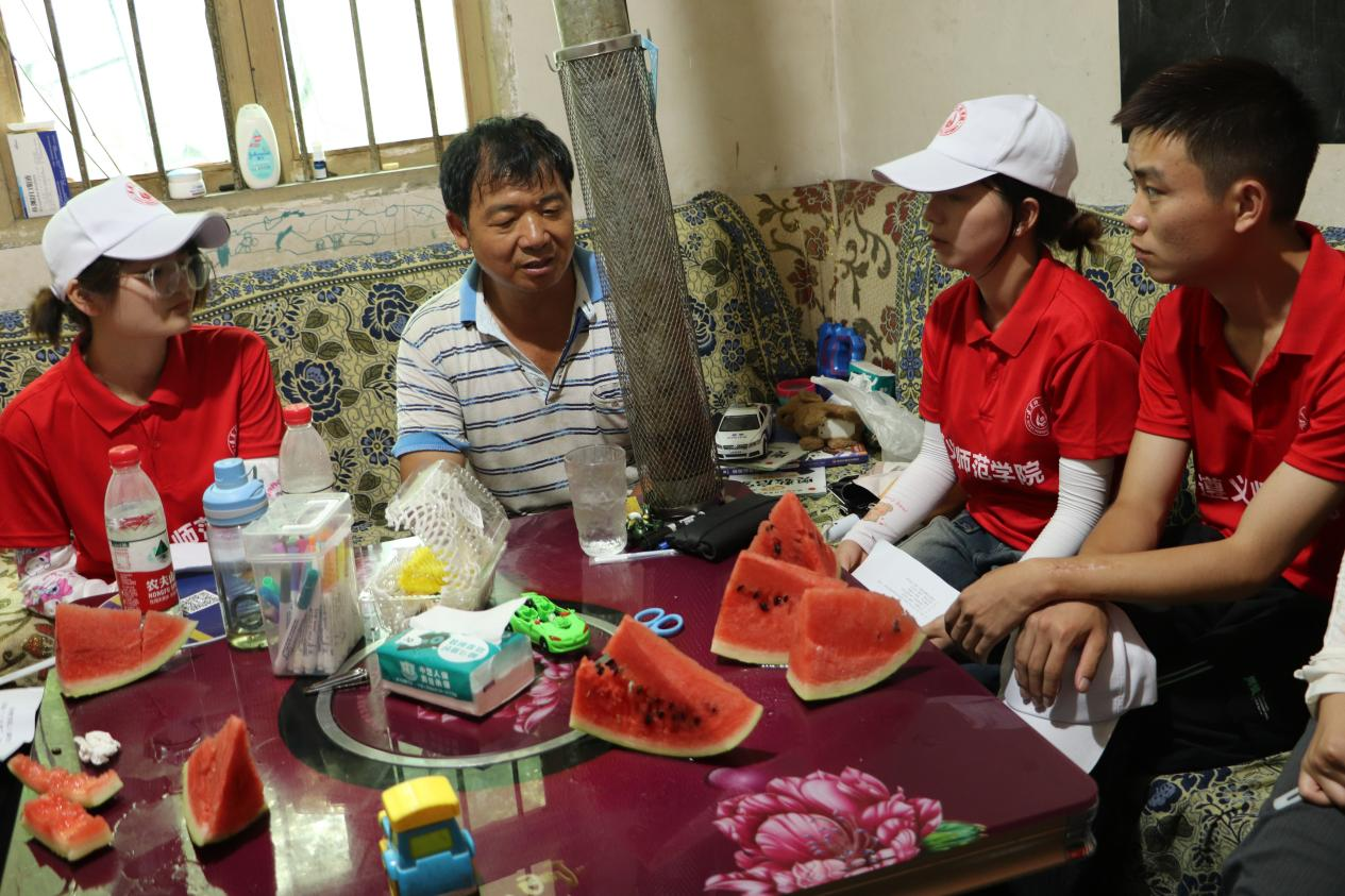 图为实践队员入户走访金桥村党员，聆听红色故事，宣讲党的创新理论。张冰鑫 供图