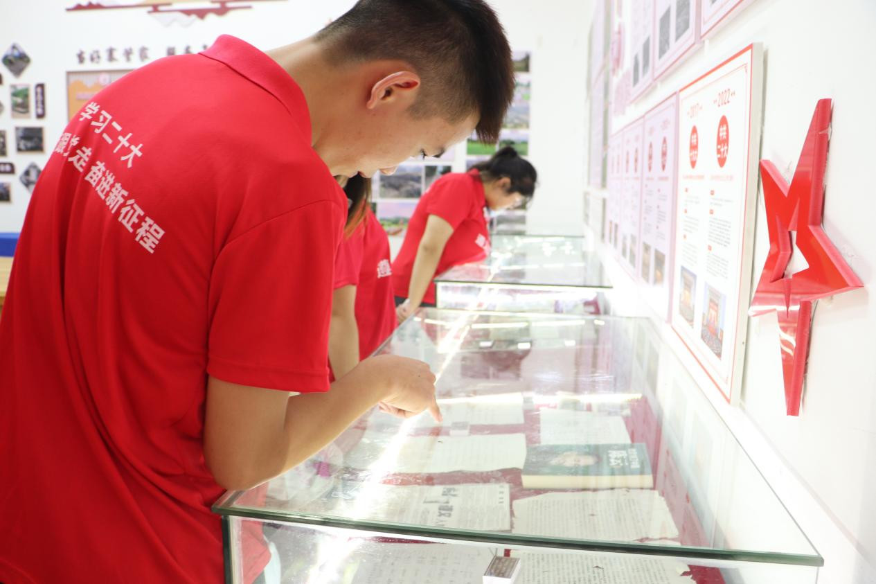 图为实践队员参观金桥村女红军李小侠陈列馆。 张冰鑫 供图