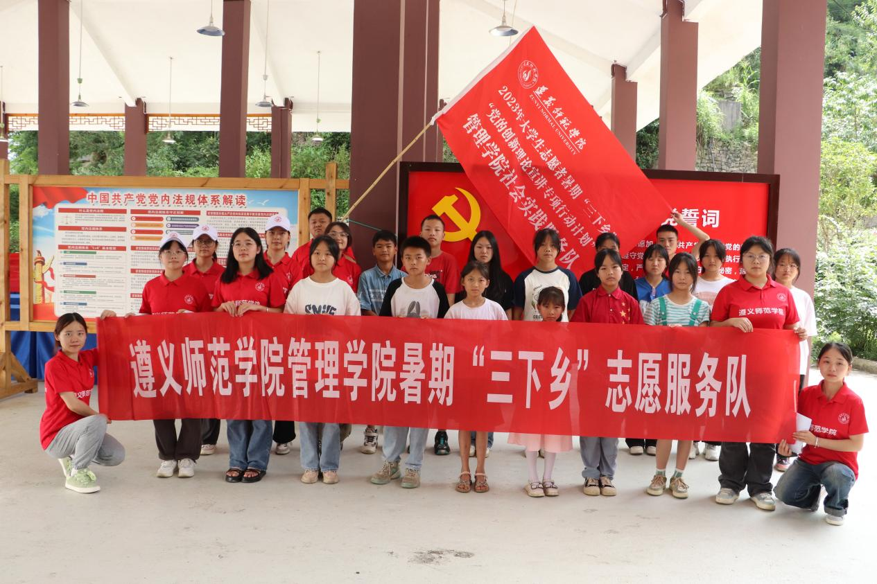 图为实践队在女红军陈小侠陈列馆和小朋友们的合影。 张冰鑫 供图