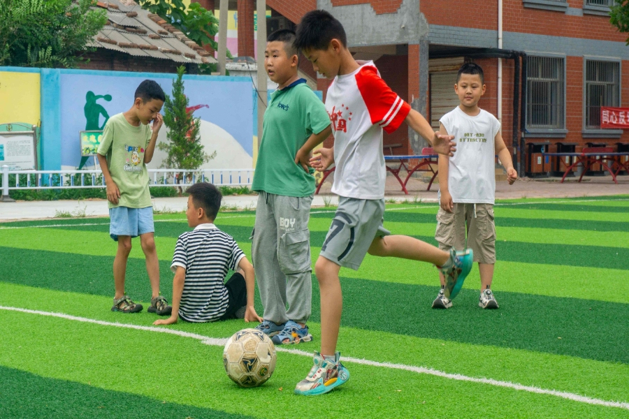 　　明德小学作为全国足球特色学校，通过课程引领，让每个学生接触足球、喜欢足球、擅长足球。在实践团成员带领下，学生把握“安全、合作、享受、拼搏、人格”等运动要素，在以球会友中增强团队合作，展现勇于进取、团结互助足球精神。