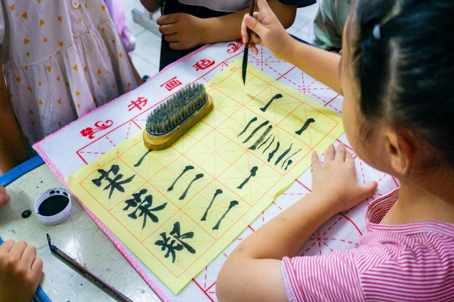 　　经过实践团成员观察，二年级学生王欣冉对书法具有浓厚的兴趣，并随身携带纸墨笔砚等书法用具。王欣冉同学不仅兴趣高，书法天赋也极高，是班里书法水平最高的学生。实践团成员王永浩随之让王欣冉为全班同学示范书法，激发学生学习书法的兴趣，利用榜样示范法鼓励全班同学学好书法。