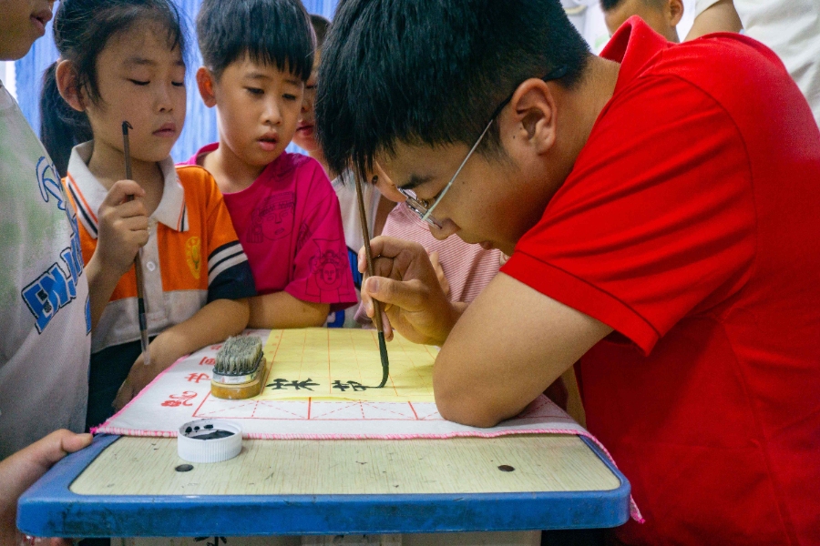         书法是中华民族的瑰宝，是丰富灿烂的中国文化的一个重要组成部分，同时也是世界文化艺术宝库的一朵奇葩。在实践团成员王永浩的带领下，学生们积极配合，从控笔开始练起，这不仅仅是为了提高学生的写字水平，更重要的是修身养性，提高审美趣味，养成细致、专注、沉着、持久的品质。