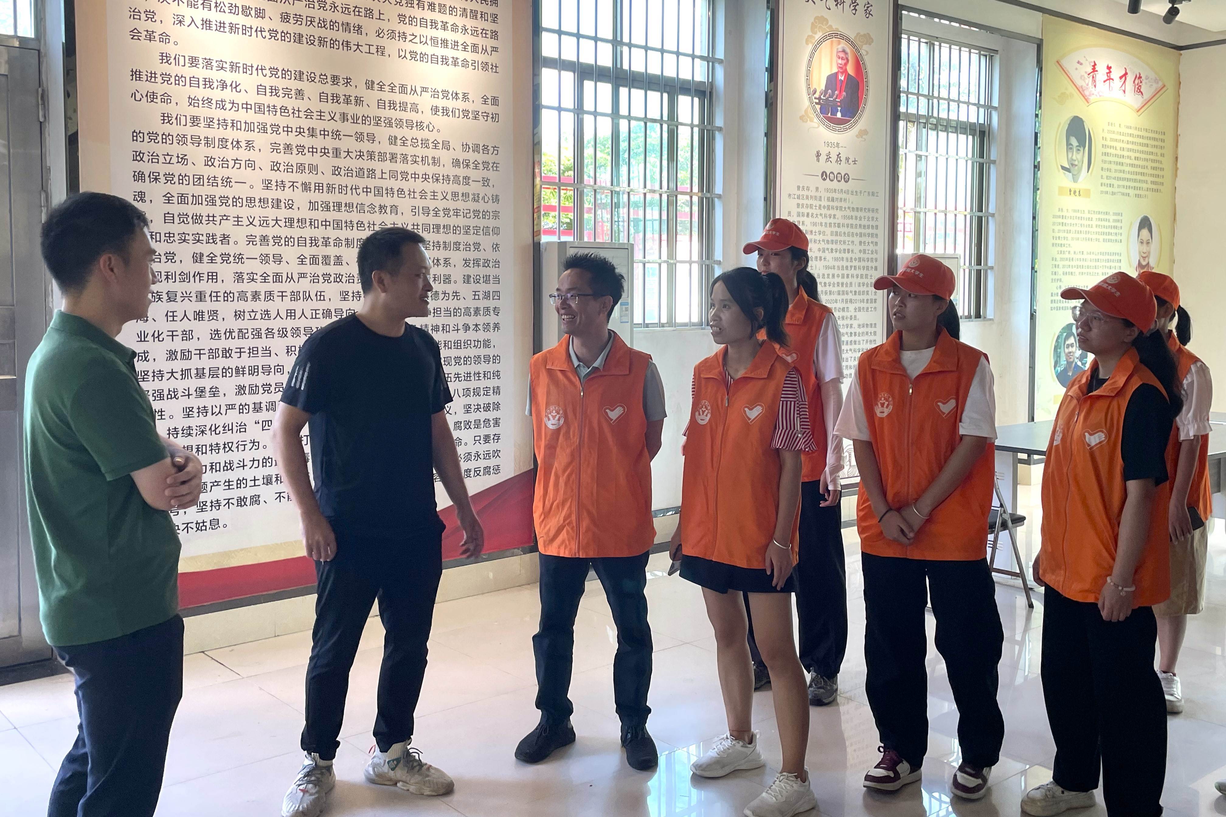 01图为实践团在对岸村党建综合馆学习当地历史文化。阳江职业技术学院 胡昊钊提供
