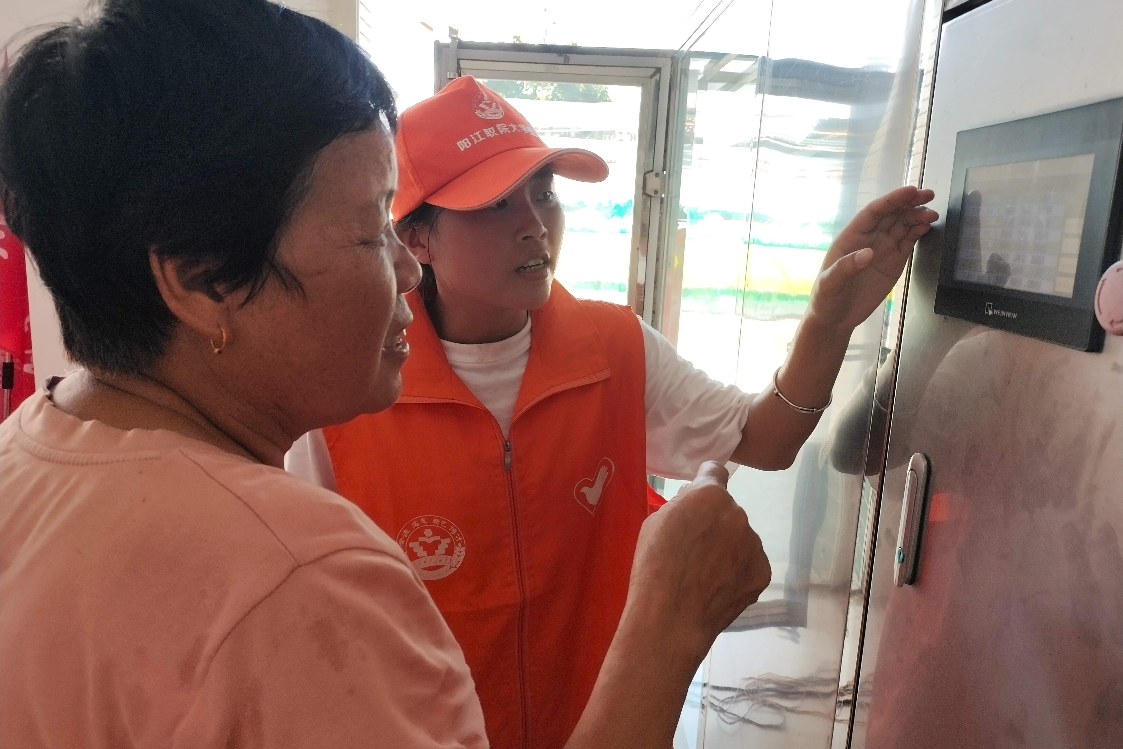 04图为渔农询问实践队员设备使用与性能问题。阳江职业技术学院 胡昊钊提供