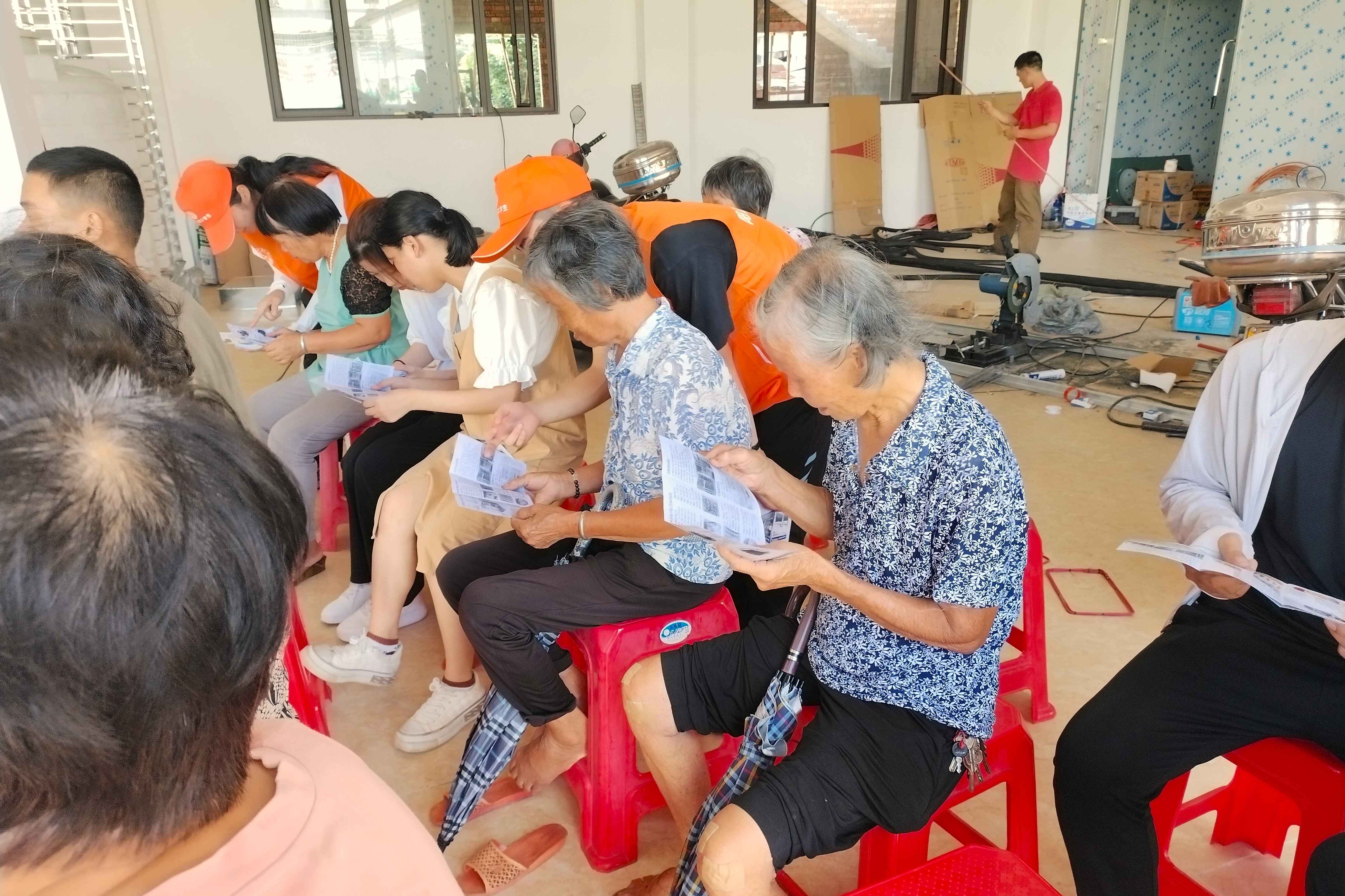 06图为实践队员为渔农耐心讲解宣传手册。阳江职业技术学院 胡昊钊提供