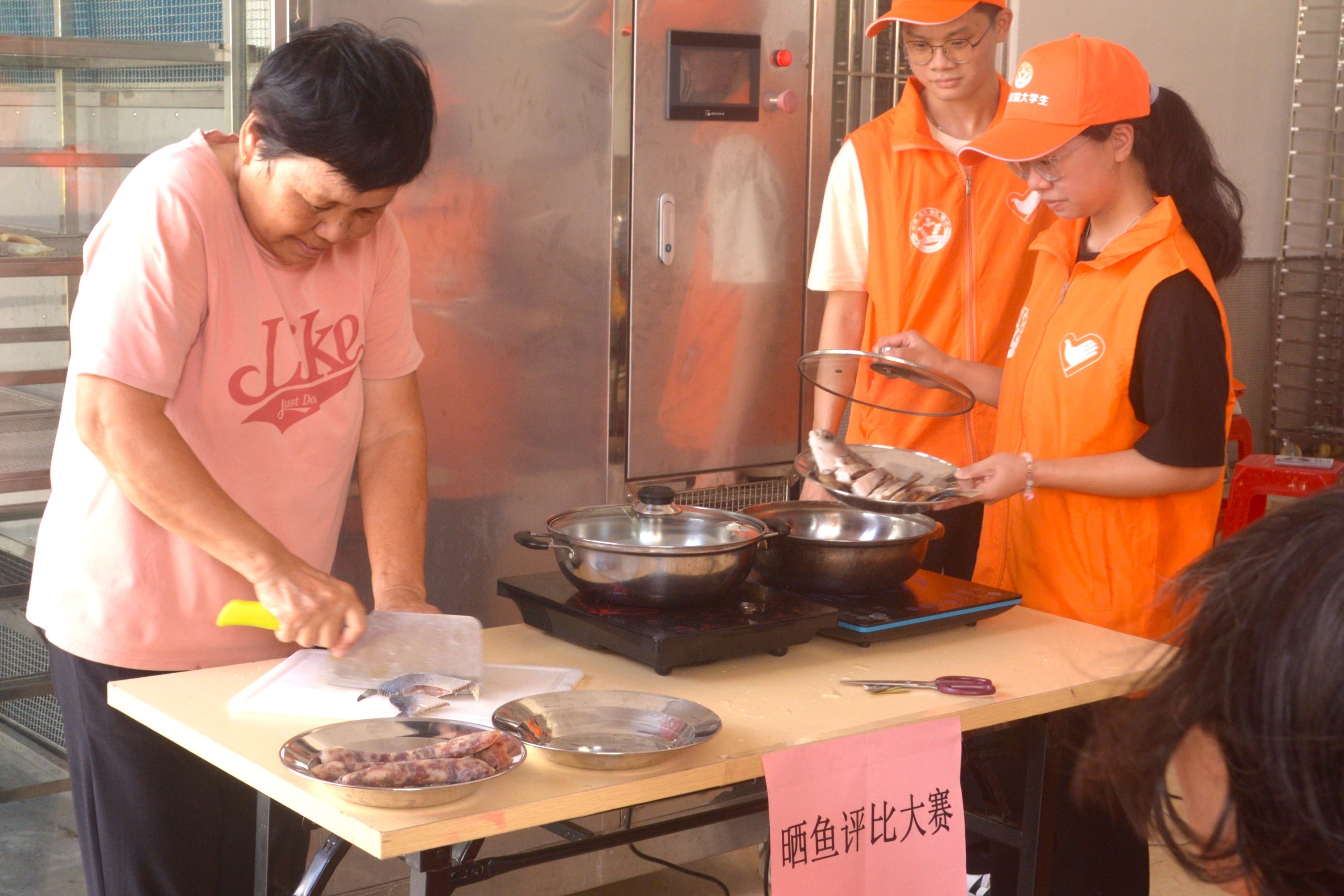 07图为“晒”鱼比赛期间渔农切鱼准备蒸煮。阳江职业技术学院 胡昊钊提供