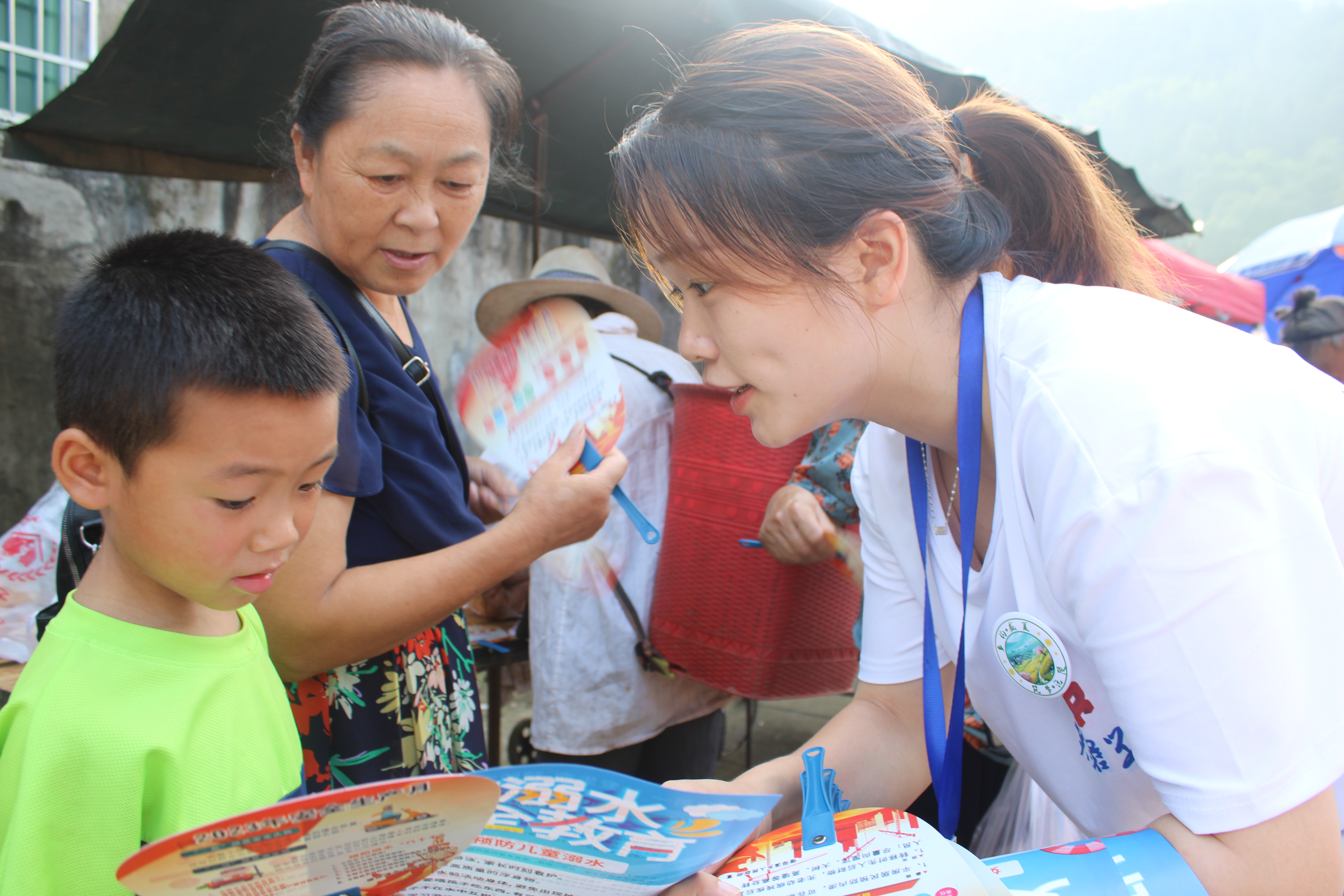 成员在集镇配合政府开展安全宣传活动 湖南师范大学陈宇杭提供