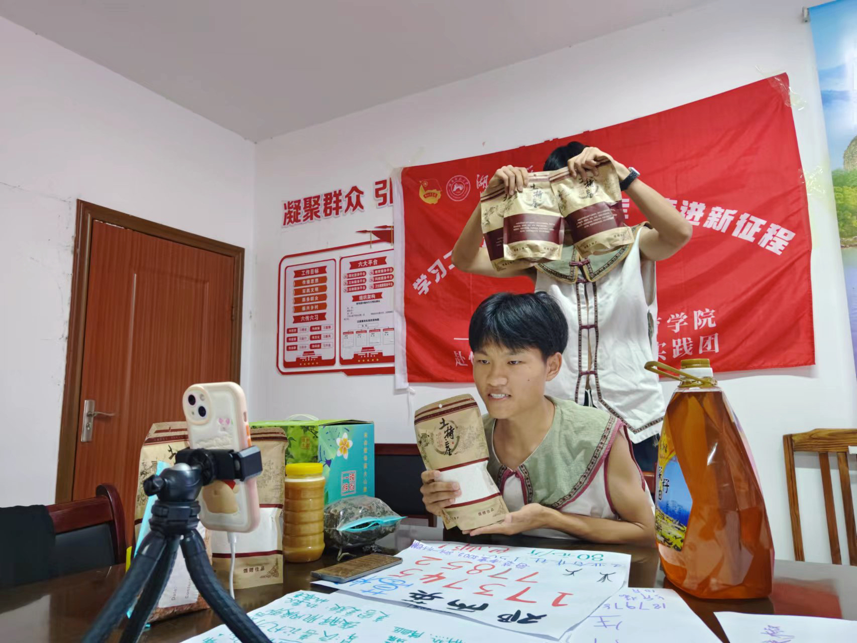 成员为借母溪村特色农产品进行直播带货 湖南师范大学王梦盼提供