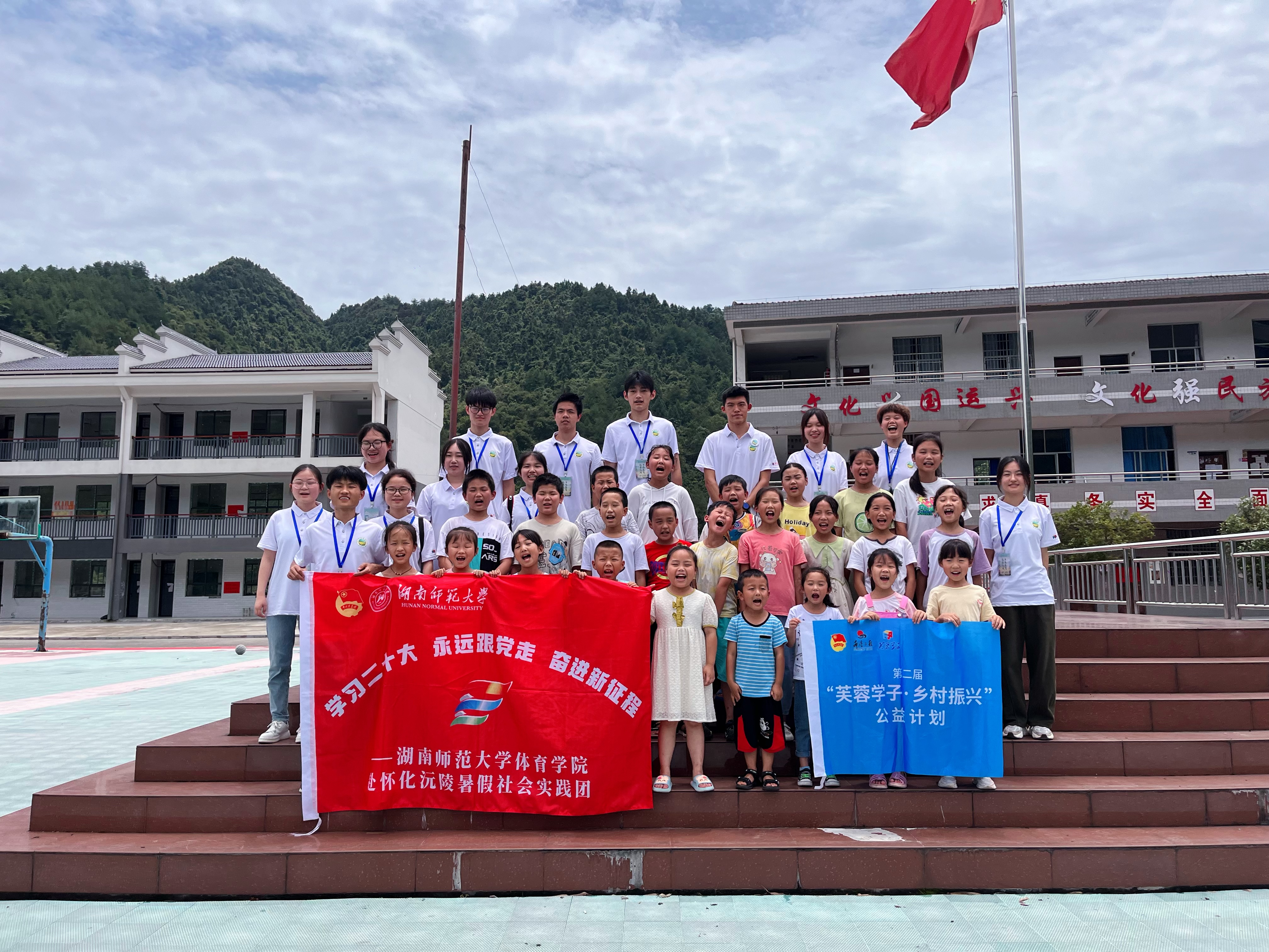 成员与参加五色课程学生合影留念 湖南师范大学李彦栋提供