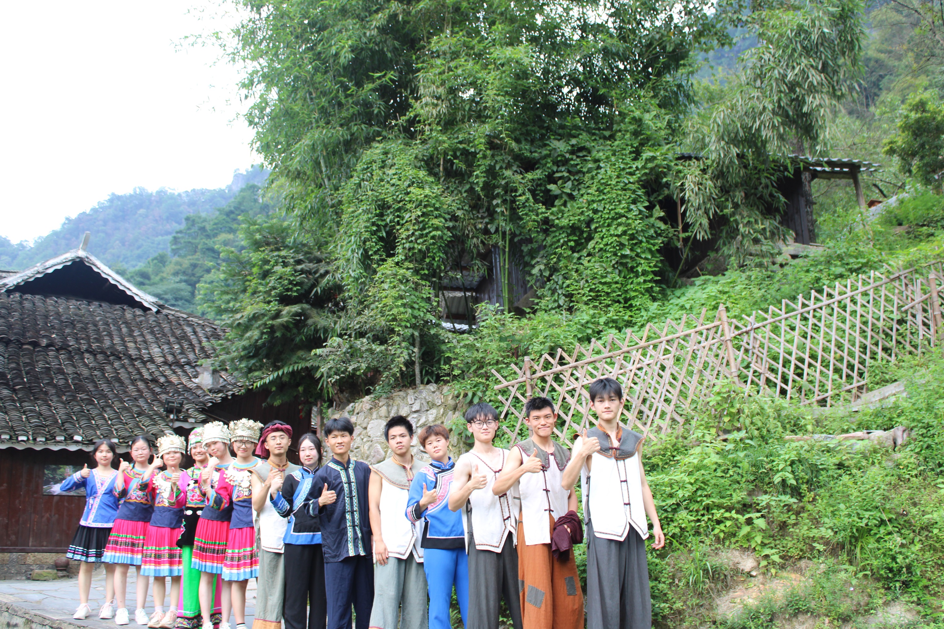 成员着特色民族服饰配合拍摄宣传片 湖南师范大学李思提供