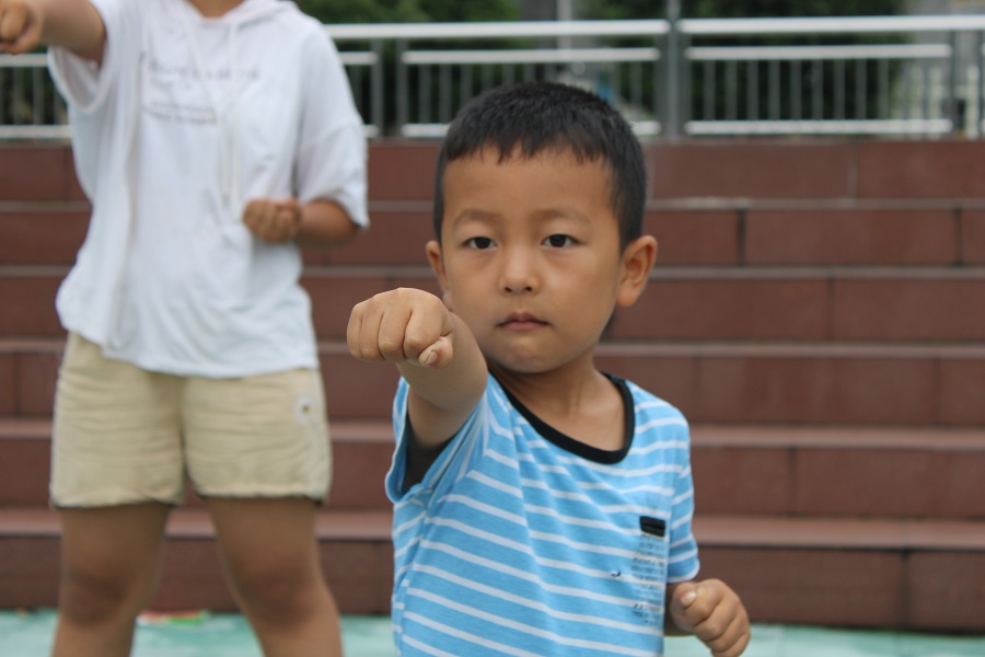 夏令营学员认真参与红色课堂学习军体拳 湖南师范大学陈宇杭提供
