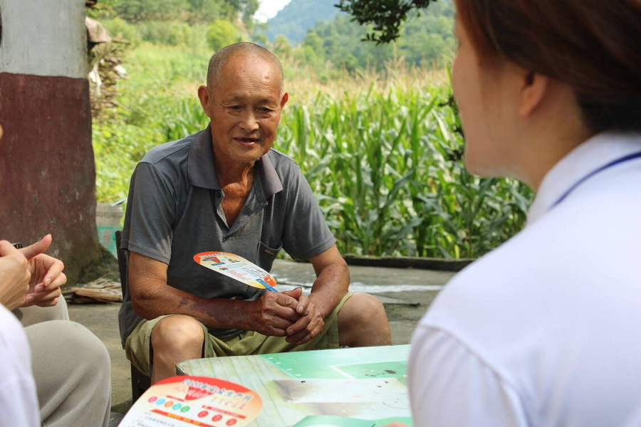 入户走访借母溪村老党员，聆听红色故事 湖南师范大学朱然提供