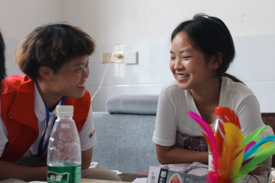 成员与留守儿童欢乐交流 湖南师范大学叶方舟提供