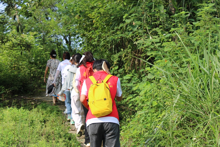 始终坚持在调研走访的成员们，一直在路上  湖南师范大学黎盼旗提供