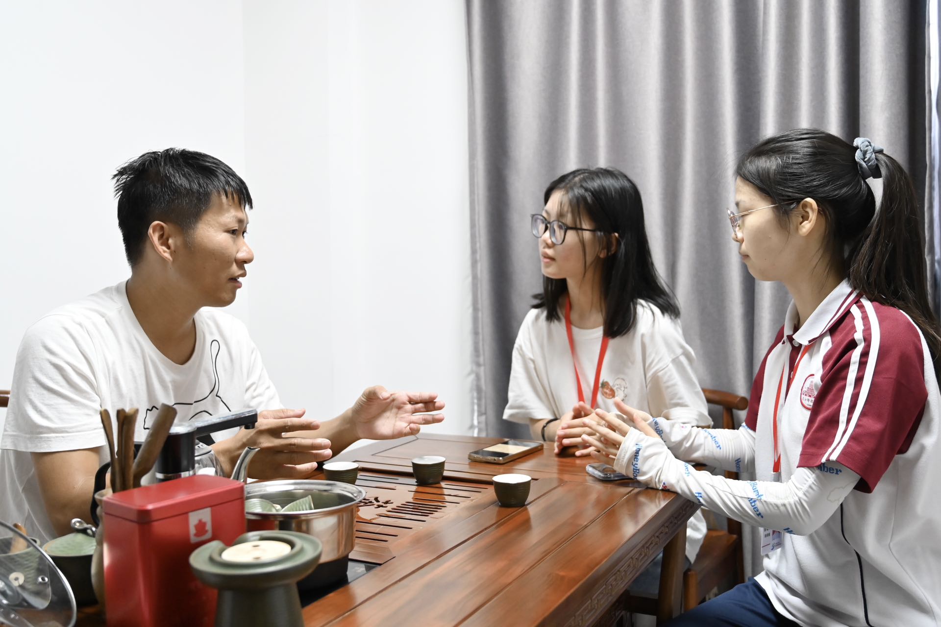 队员与雷州南田村村长交流，讨论乡村振兴的构想。李美霖/摄