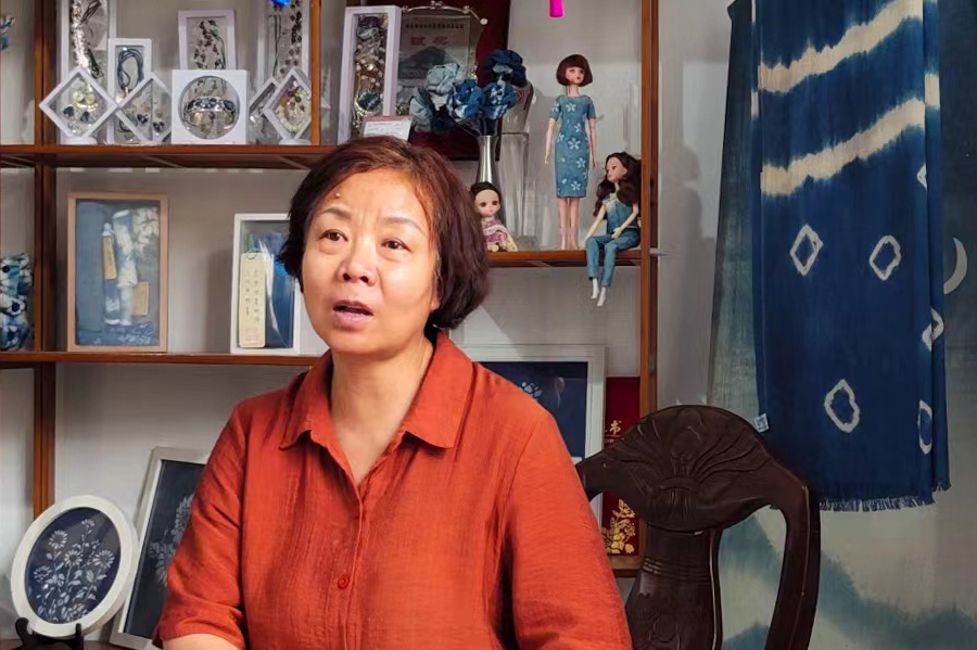 图为李梅老师接受采访。 