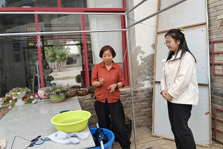 图为李梅老师讲述蓝染中的扎染手法。