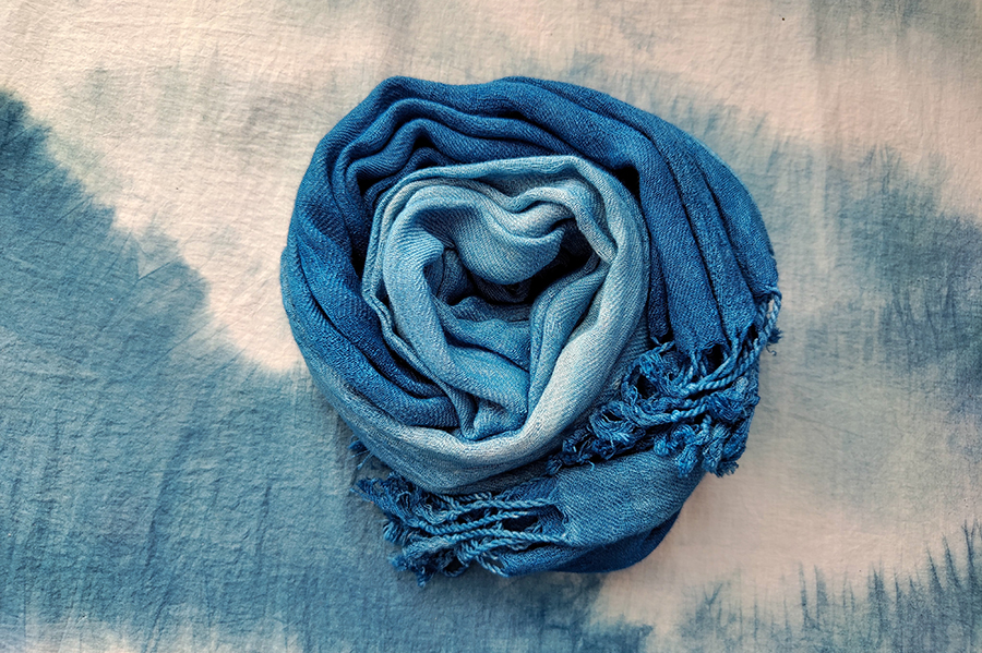 图为李梅老师的扎染作品。 