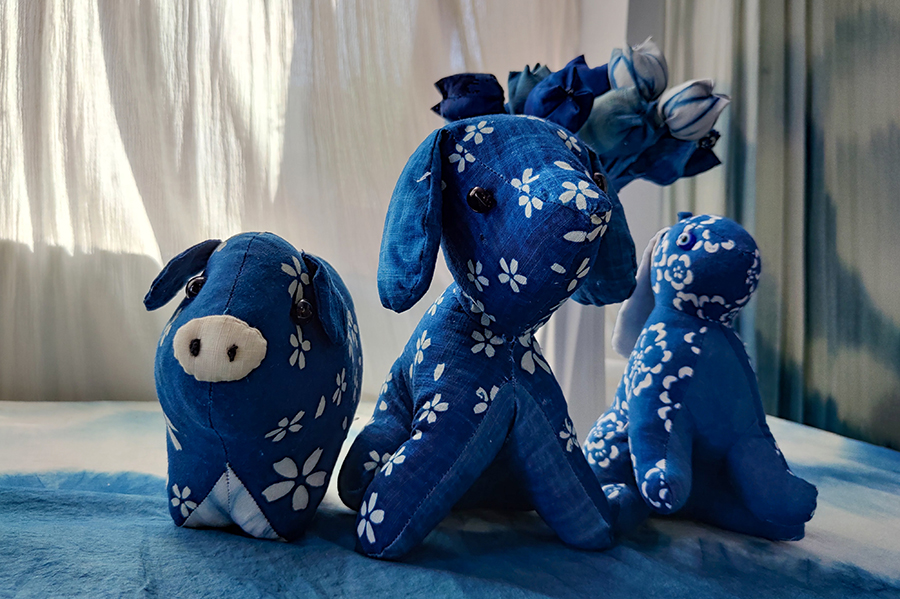 图为使用”蓝印花“工艺的作品。