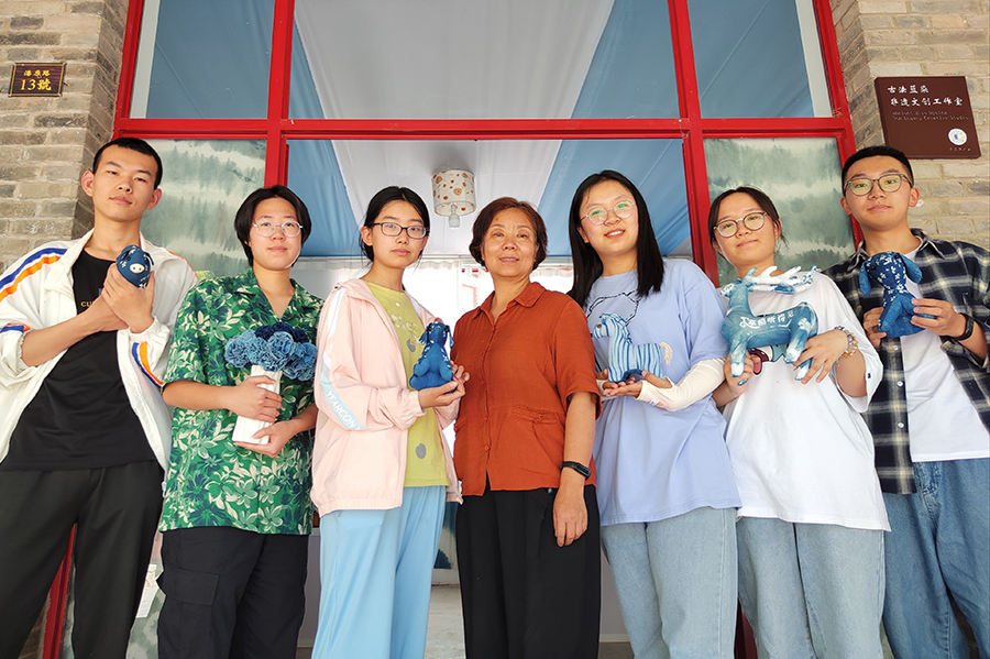 图为实践团成员与李梅老师合影留念。