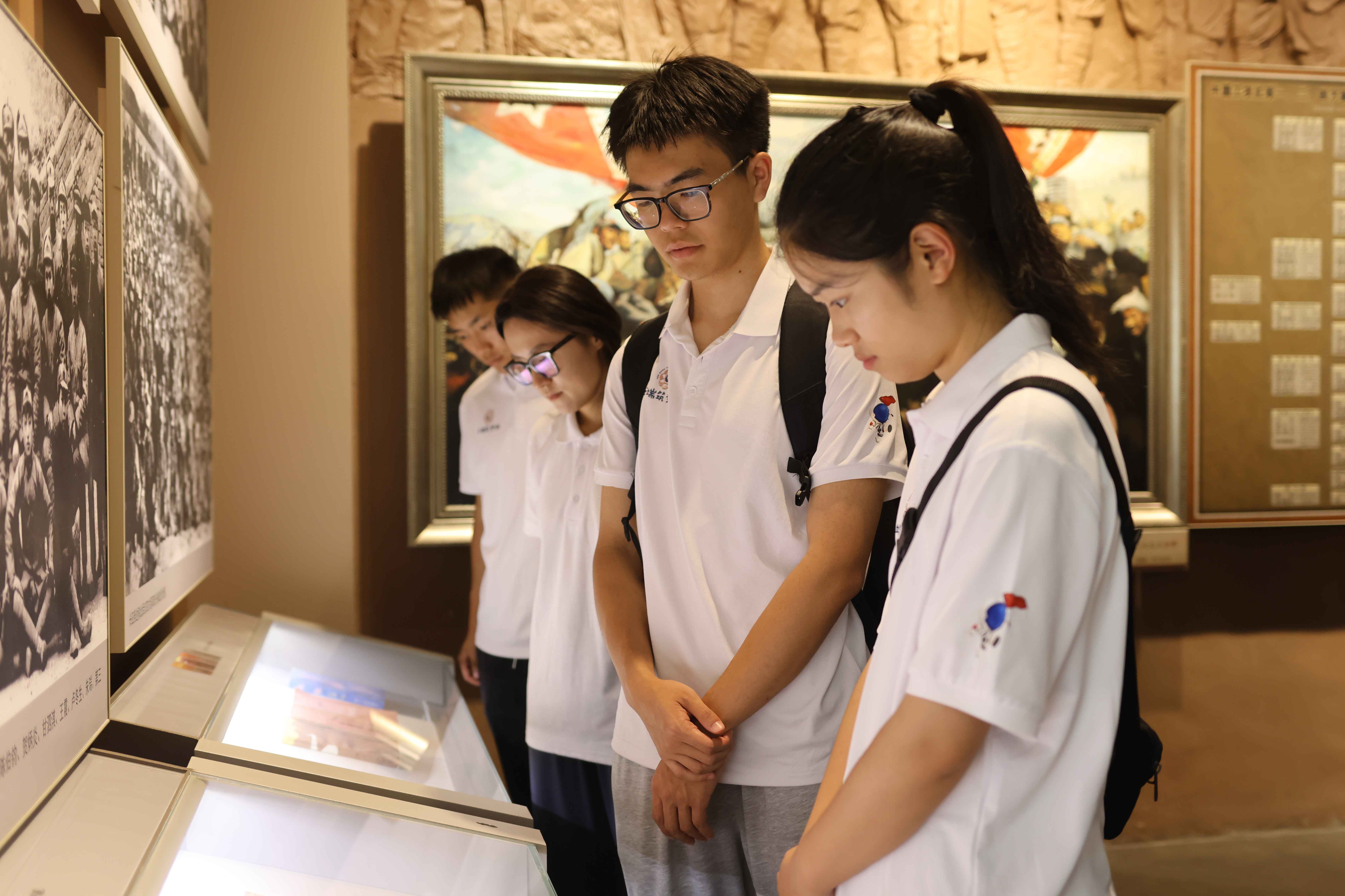 成员在遵义会议会址陈列馆进行实践经验专访 西安工程大学何少杰提供