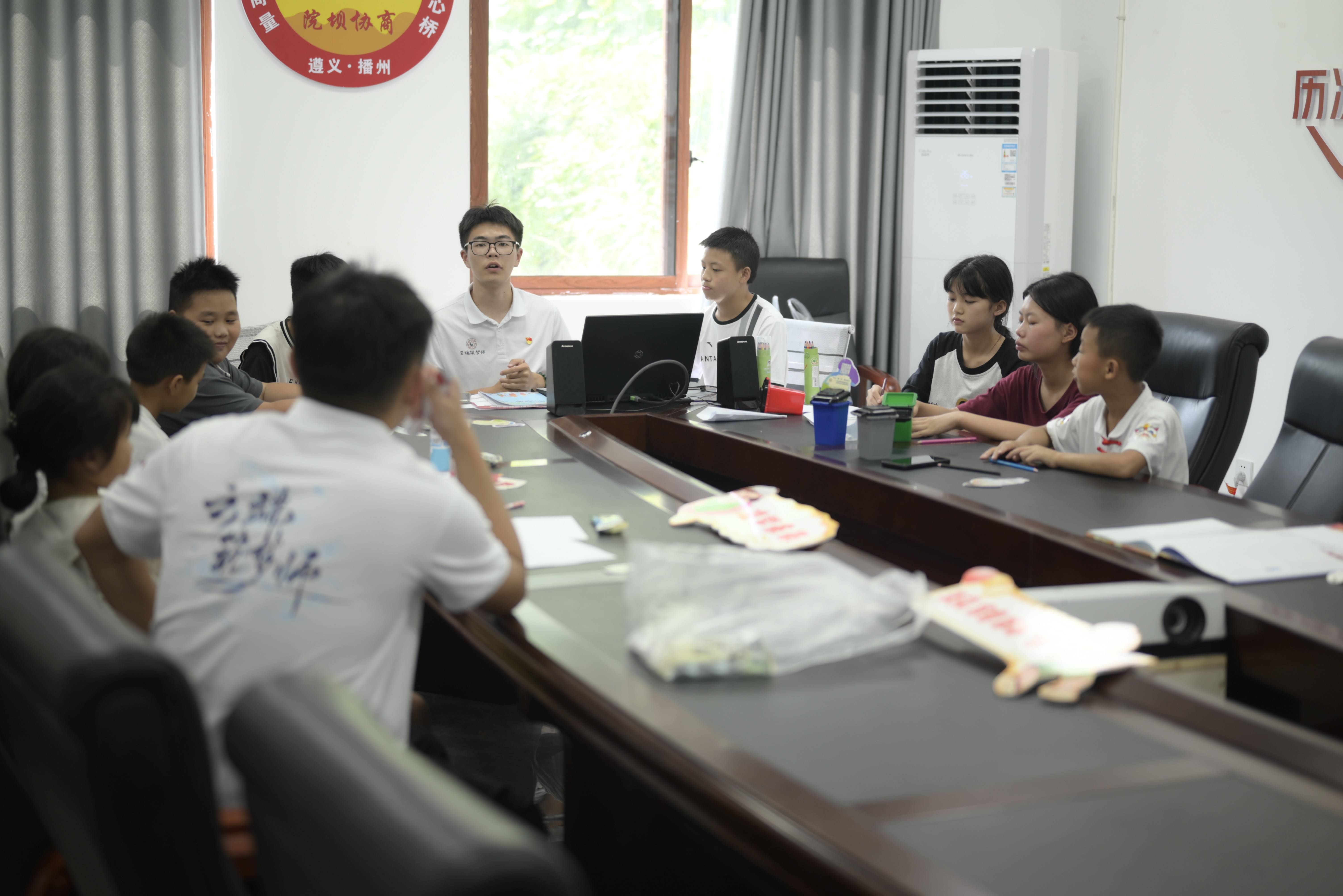 成员在苟坝村开展“七彩假期”系列活动 西安工程大学陈喆提供