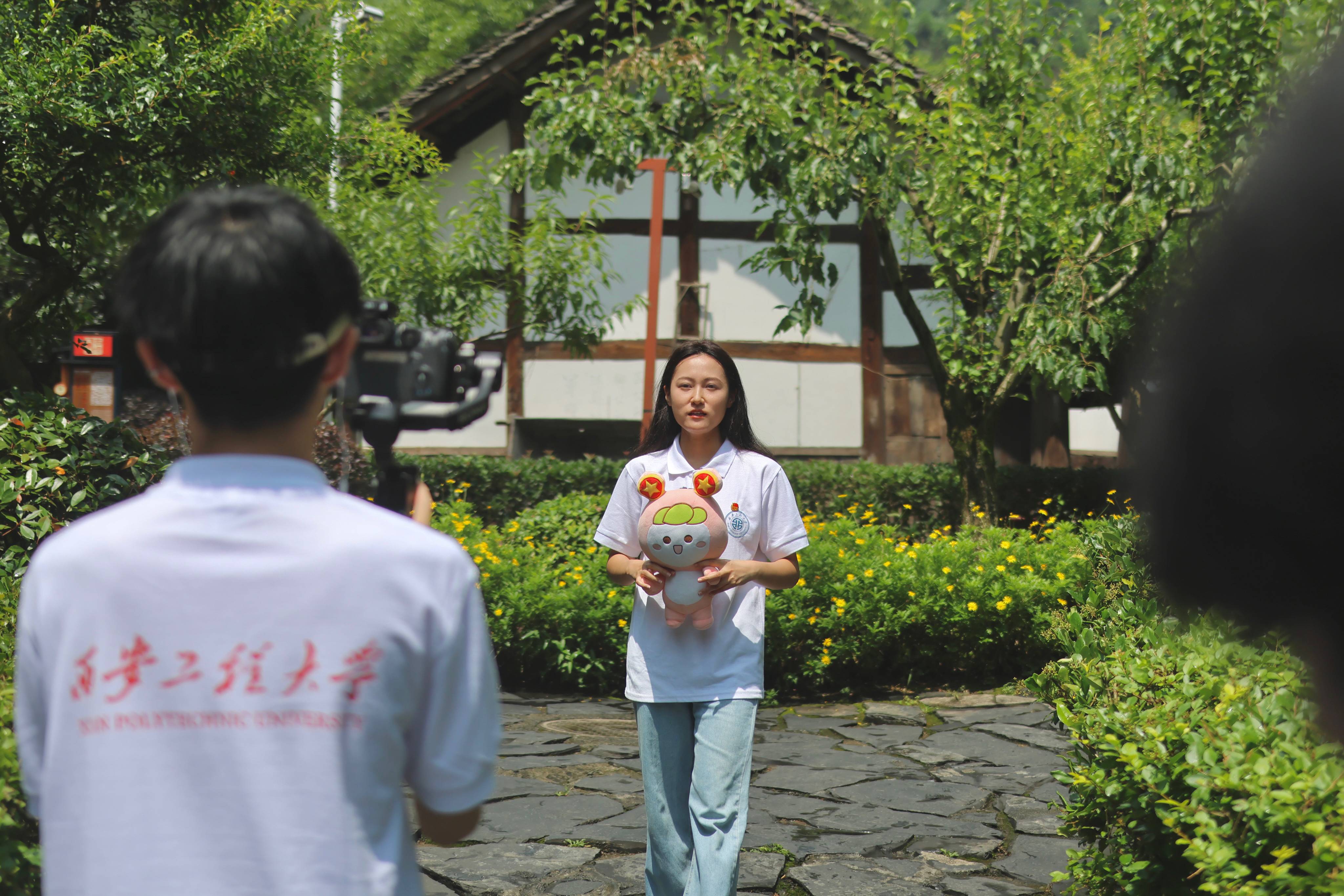 成员在苟坝会议会址录制主题微课 西安工程大学何少杰提供