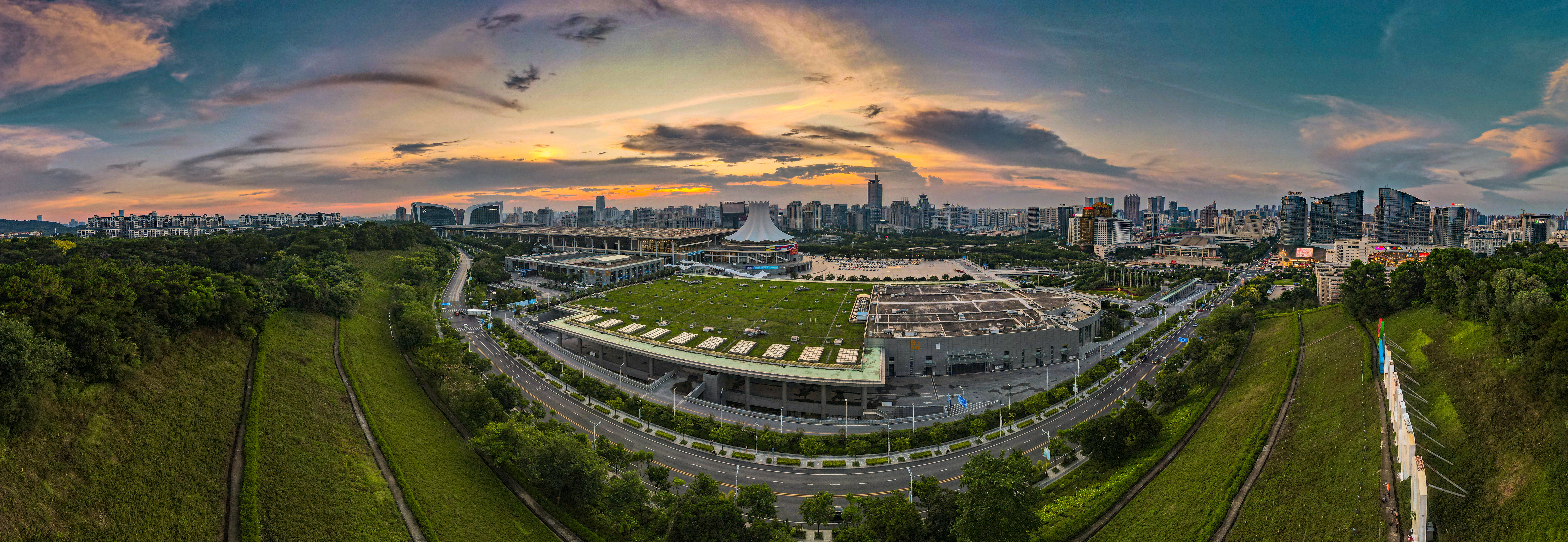 今日广西站在新的历史起点，启航新征程，奋力谱写壮乡八桂之新的华章。邕江之畔，漓水之上，山水之间足以彰显乡村振兴、民族团结、生态文明建设之魅力。启航新征程，壮美新广西。
献礼党的二十大。启航新征程是描绘广西山水田园间新的画卷，层层梯田洋溢秋天的喜悦。启航新征程是前进路上暴雨将至，遇荆棘密布迎难而上，经历风雨见彩虹。启航新征程是阳光越过群山洒在希望的大地上，一缕朝阳唤醒小镇。启航新征程是人民的手臂森林般舞动，面对浪潮迎以绽放之朱槿花，奋力谱写全面建设社会主义现代化国家的广西篇章。启航新征程是逐梦新时代，洋溢青春时代活力——第一届全国学生（青年）运动会在南宁召开，开幕式在城市霓虹楼宇间广西体育中心上空绽放的绚丽之花。
日新月异的日子里不断扬起新风帆，迎浪启航，我们足以看到壮乡人民的勤劳智慧、八桂的秀美山河、发展蕴藏的生机与活力，这便是拥有未来美好前程的壮美新广西。