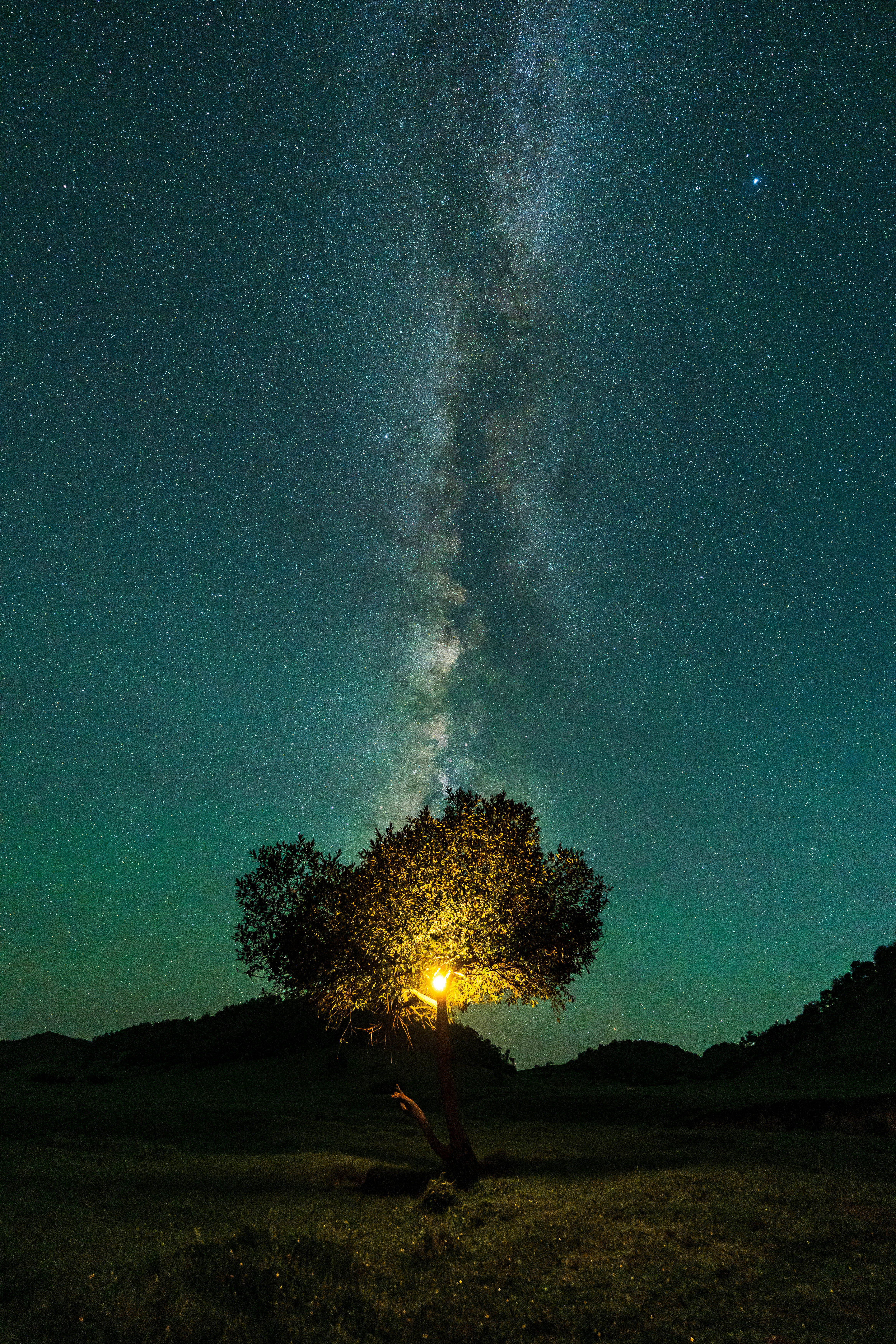 浩瀚的星空，藏着无数的秘密。无数星辰的光闪耀成梦幻银河，银心在银河拱桥的带动下在黎明前出现在地平线上。我们抬头仰望星空按下快门记录下这美好的一刻。