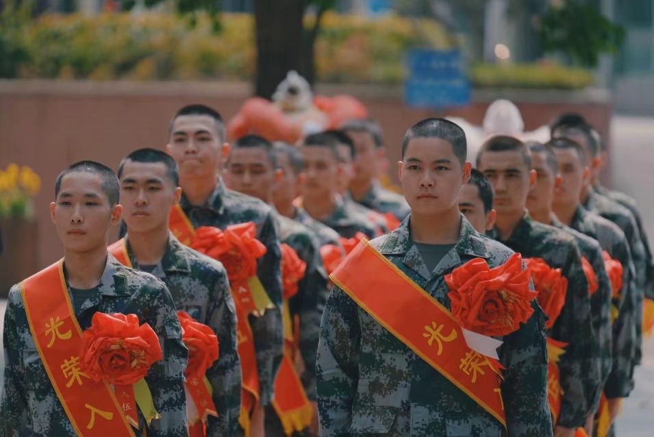 列队集合、准备前往役前训练基地，此时我们已经剪短头发，眼神中透露着坚毅。