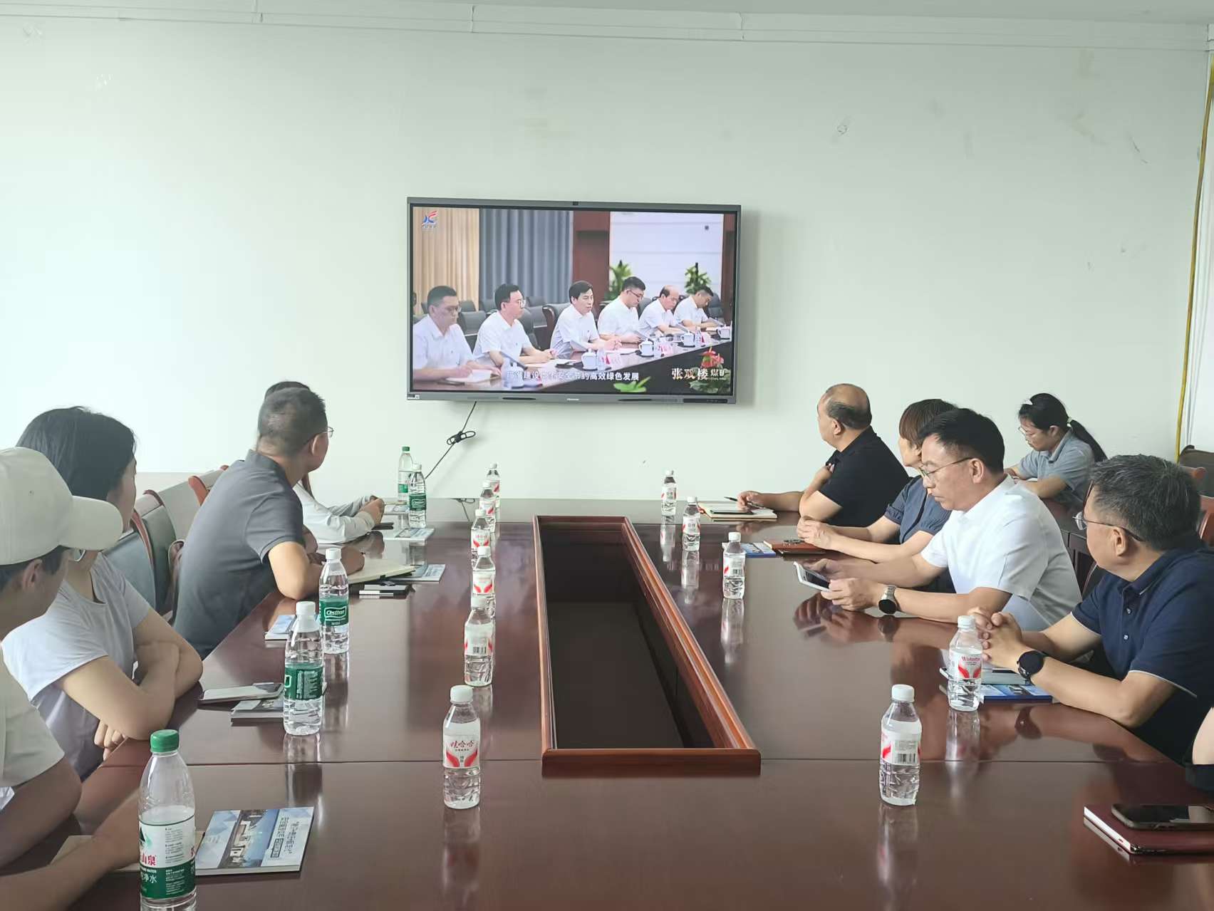 01+图为实践团师生与张双楼煤矿领导就矿区语言安全展开深入座谈+中国矿业大学大学郭瑞君提供