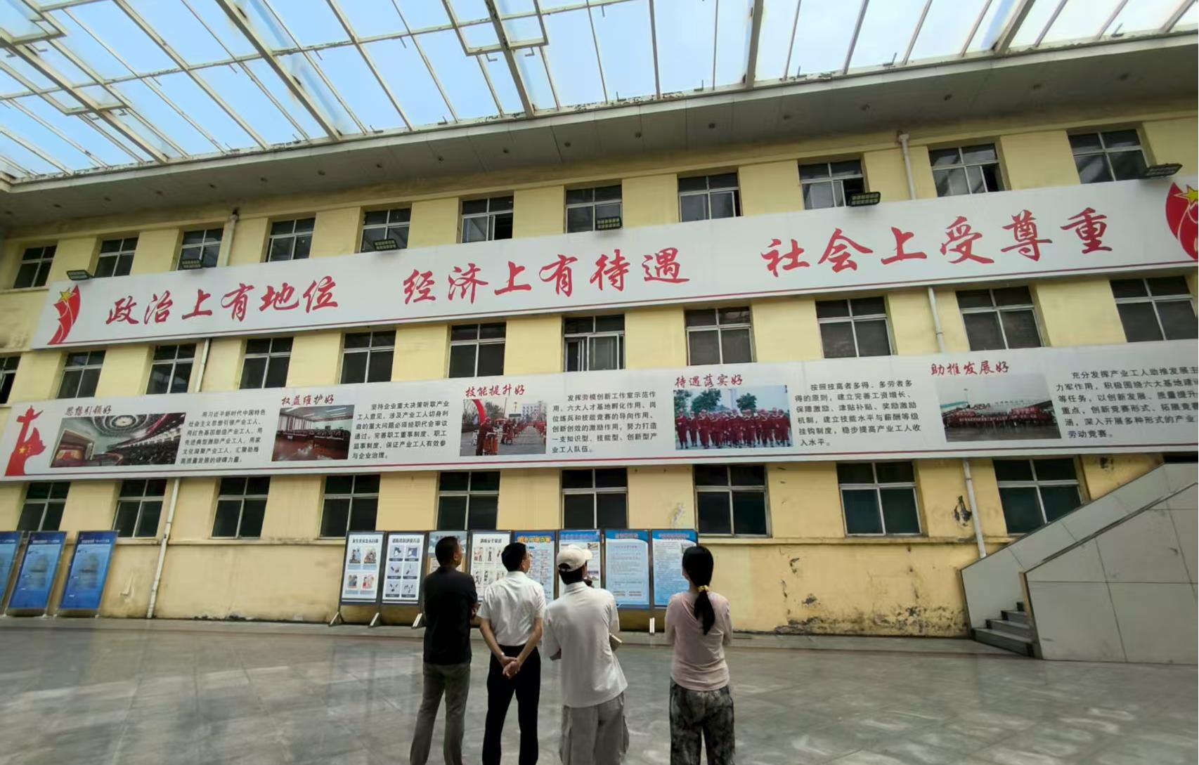 02+图为张双楼煤矿安全监管人员向实践团师生介绍矿区历史沿革+中国矿业大学郭瑞君提供