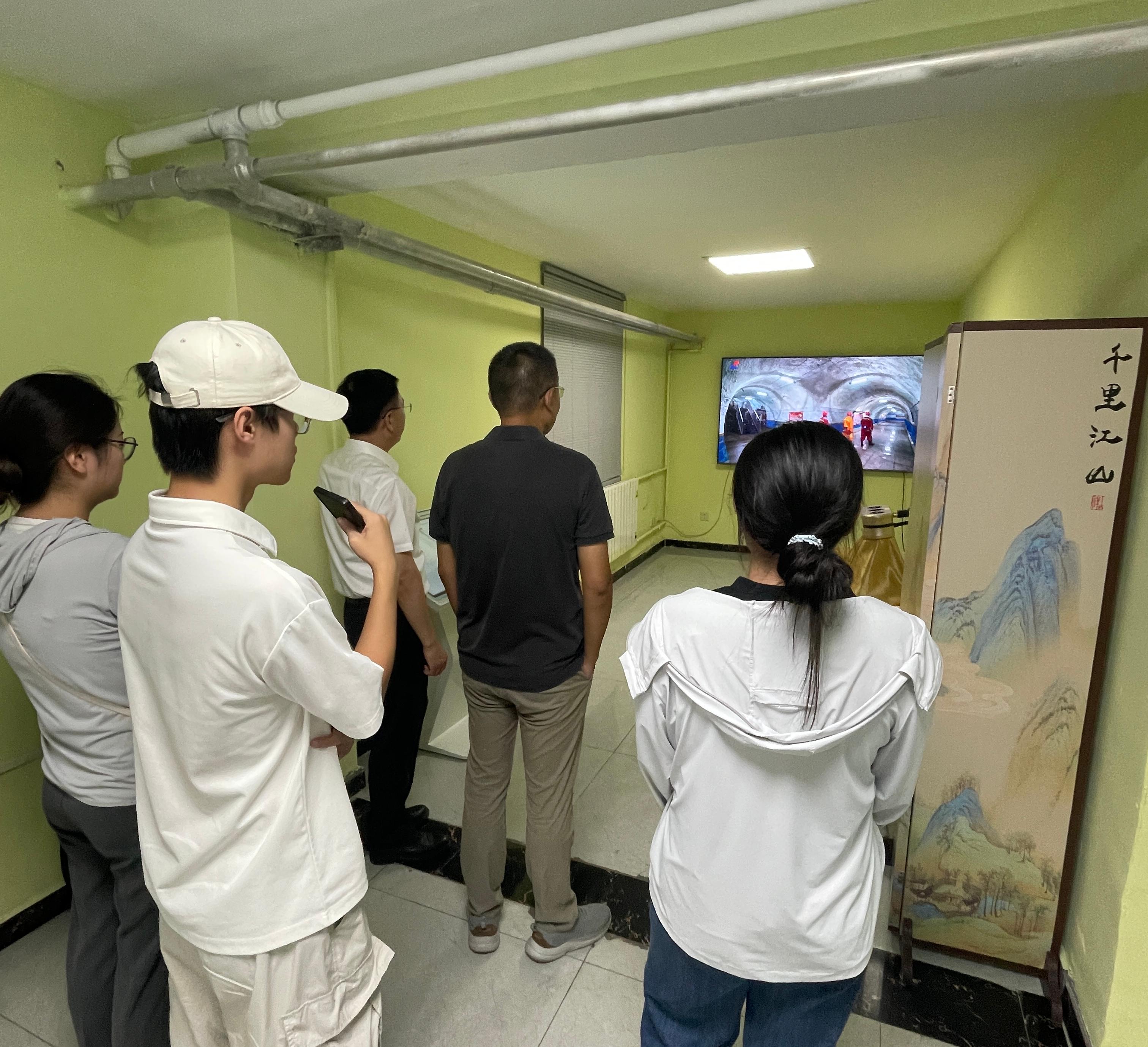 04+图为实践团师生体验张双楼矿区健康服务驿站的智能化健康测评问卷设备。+中国矿业大学郭瑞君提供