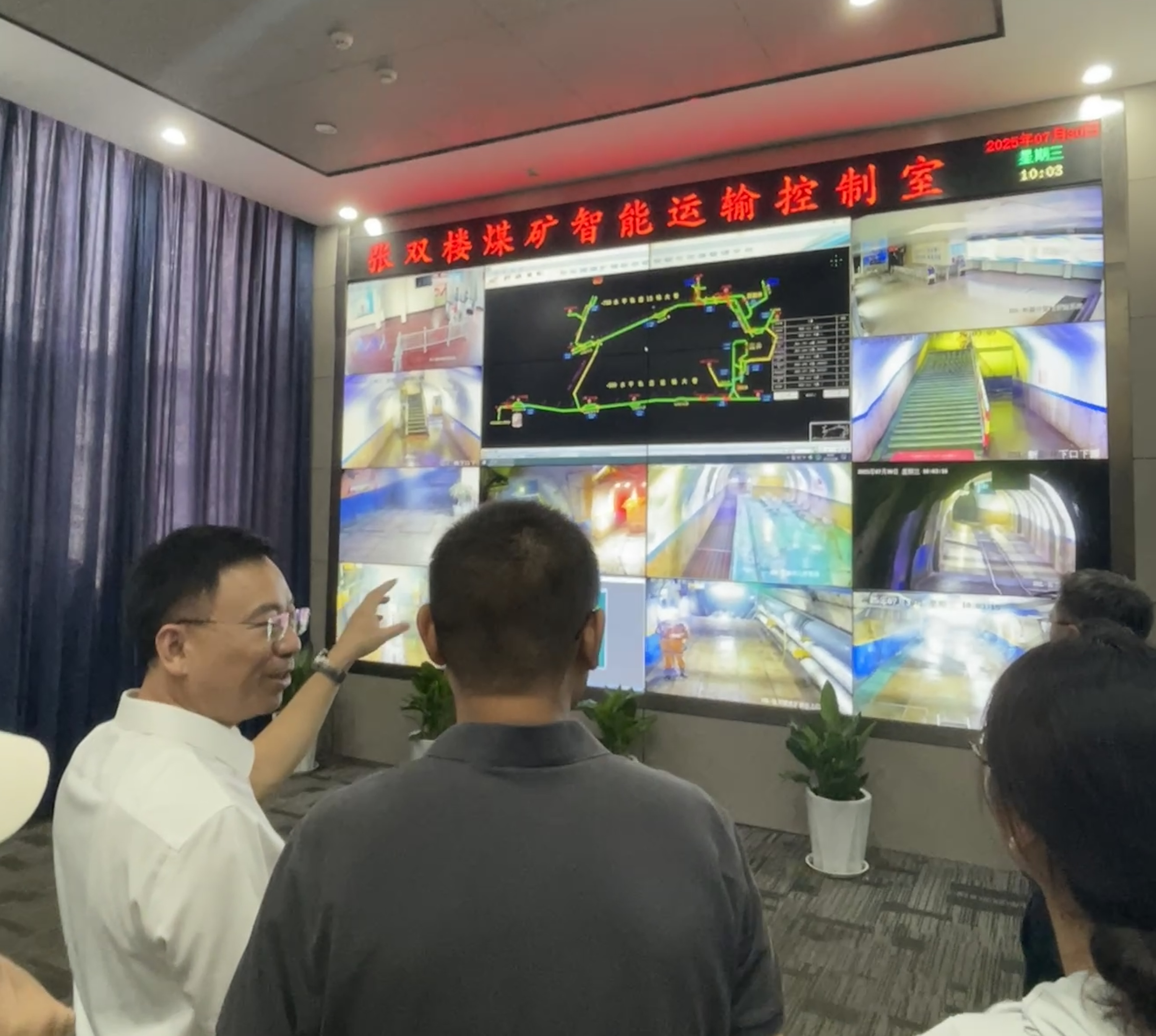 06+图为实践团队成员在指导老师带领下在张双楼煤矿智能运输控制室学习煤矿安全管理的系列知识。+中国矿业大学郭瑞君提供