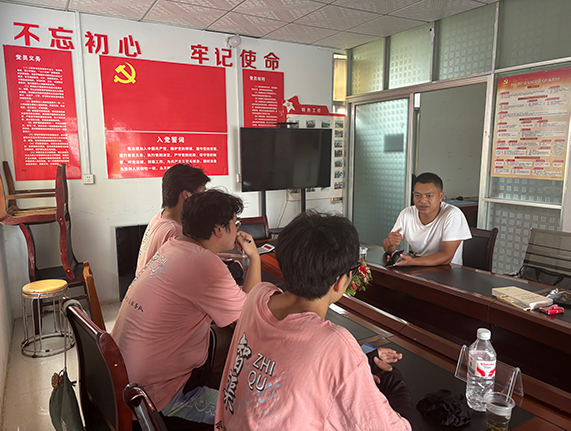 圖為實踐隊員訪談清泉河村干部袁金喬。錢瑞帆 供圖