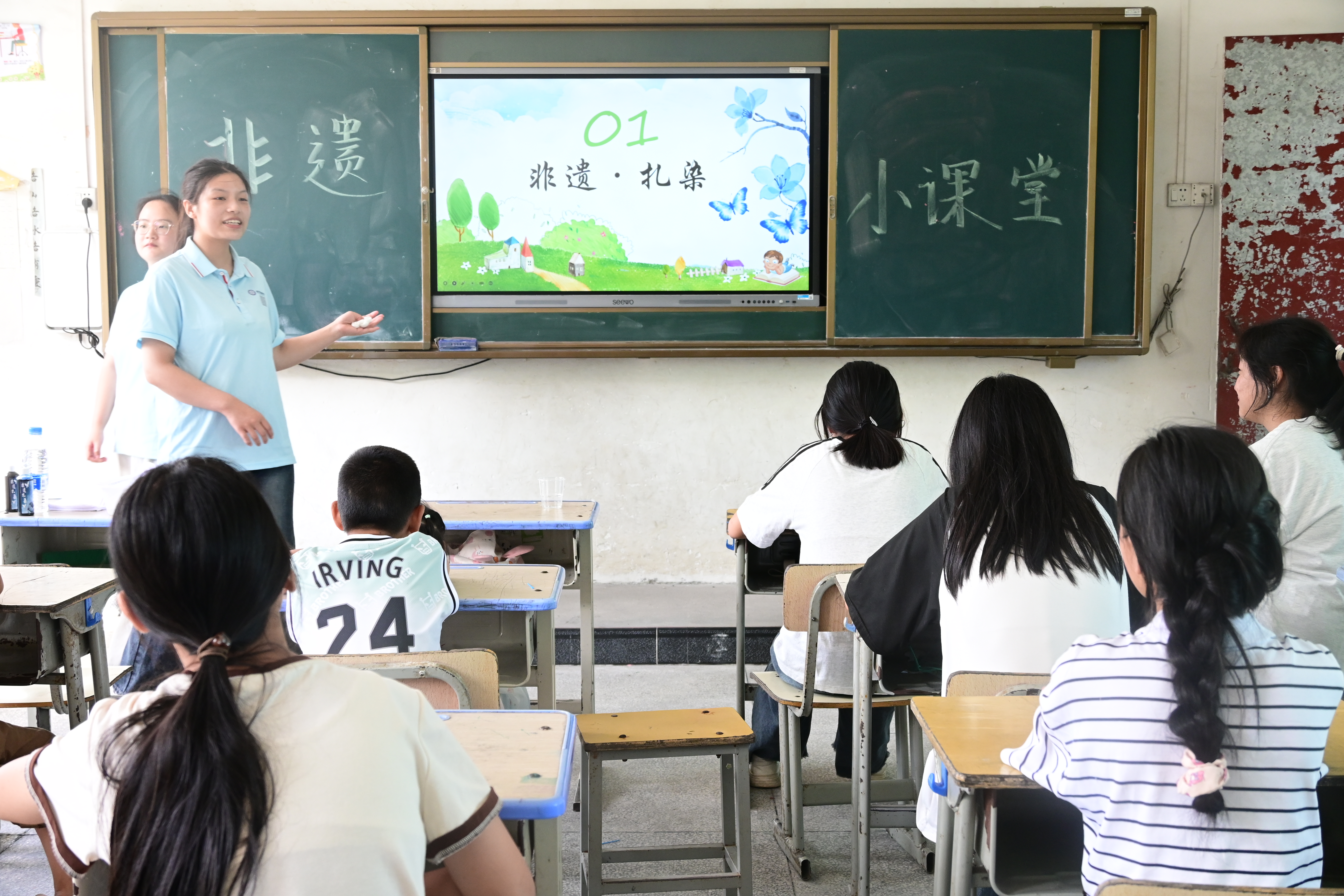圖為實踐隊在童心港灣開展非遺小課堂。謝晶晶 沈亦飛攝