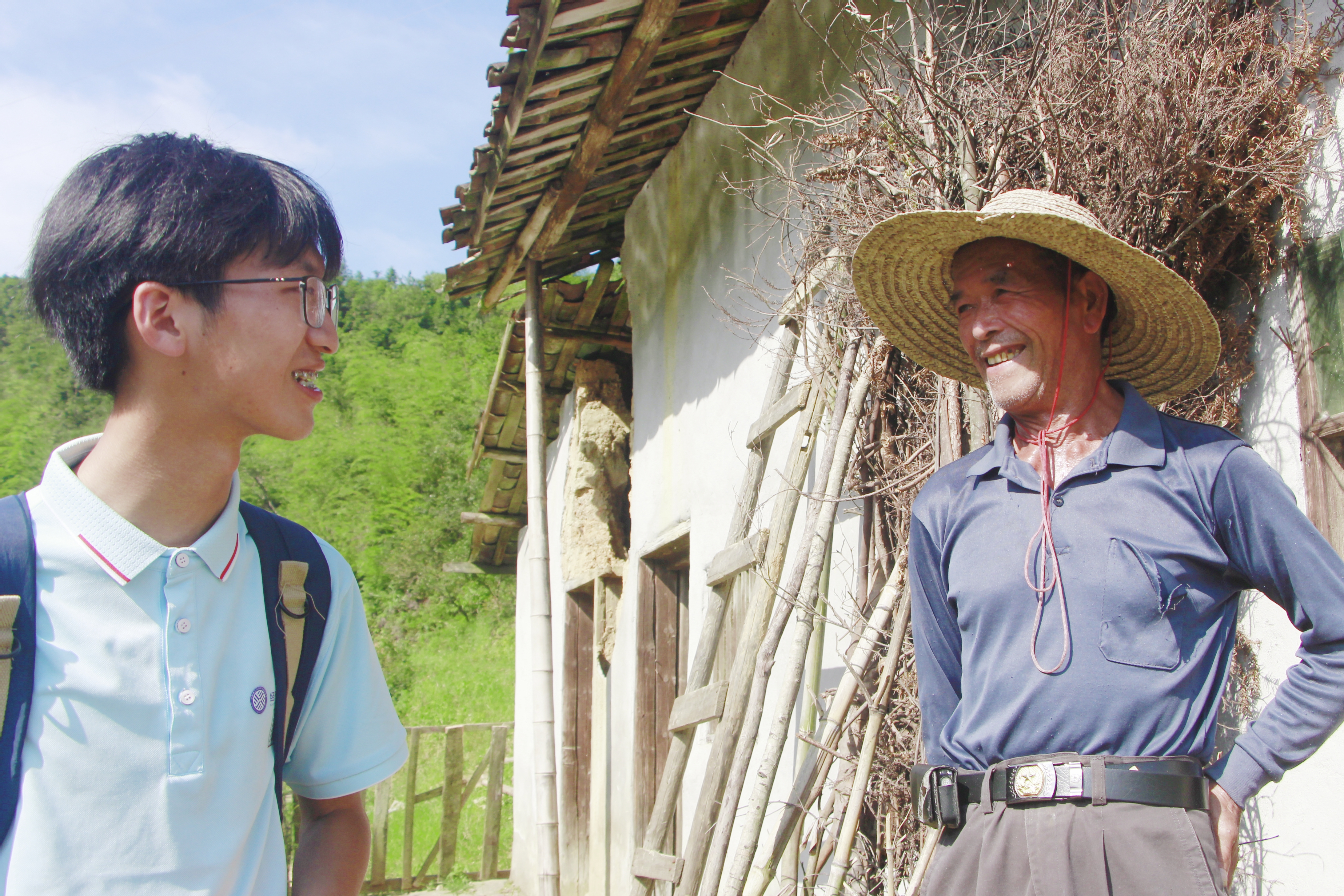 圖為實踐隊員走村入戶，與當地村民交流生態變化。張文沂 甘倩華攝