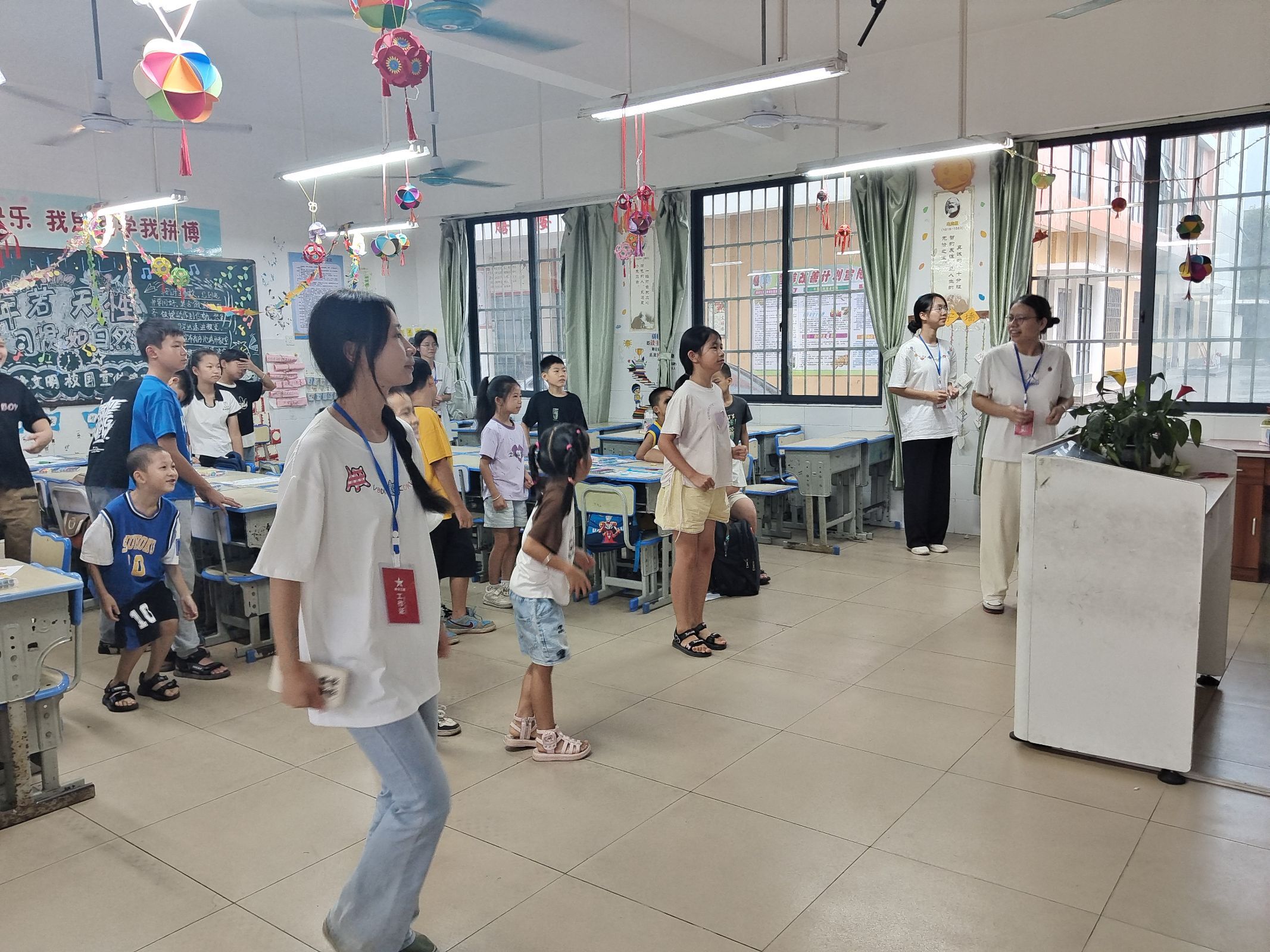 圖為隊員們與學生們玩課堂小游戲