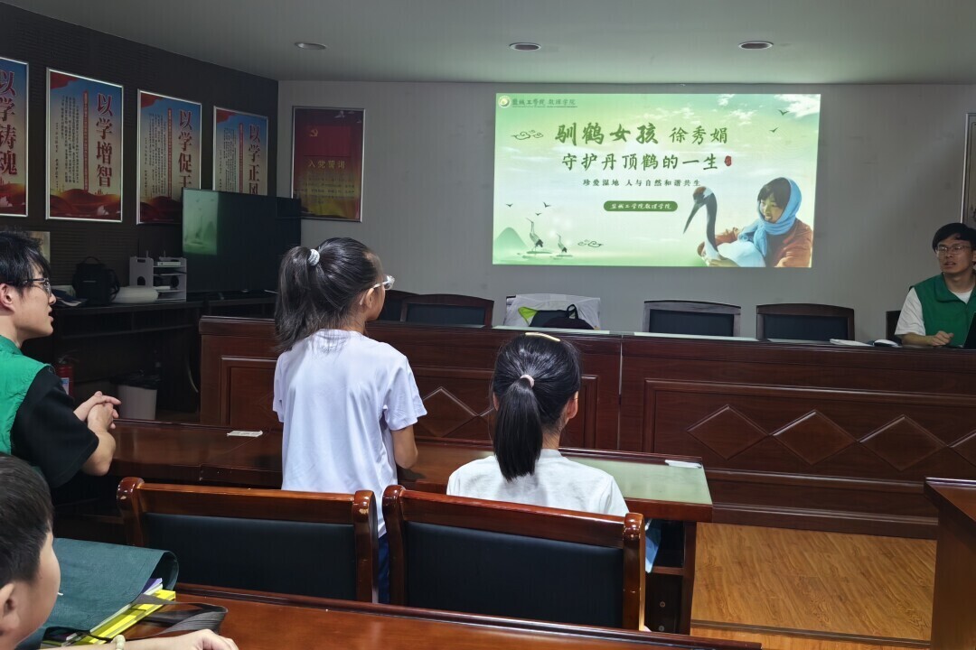 图为实践团志愿者给孩子们讲述环保烈士徐秀娟的生平故事和传承精神。王子涵 供图