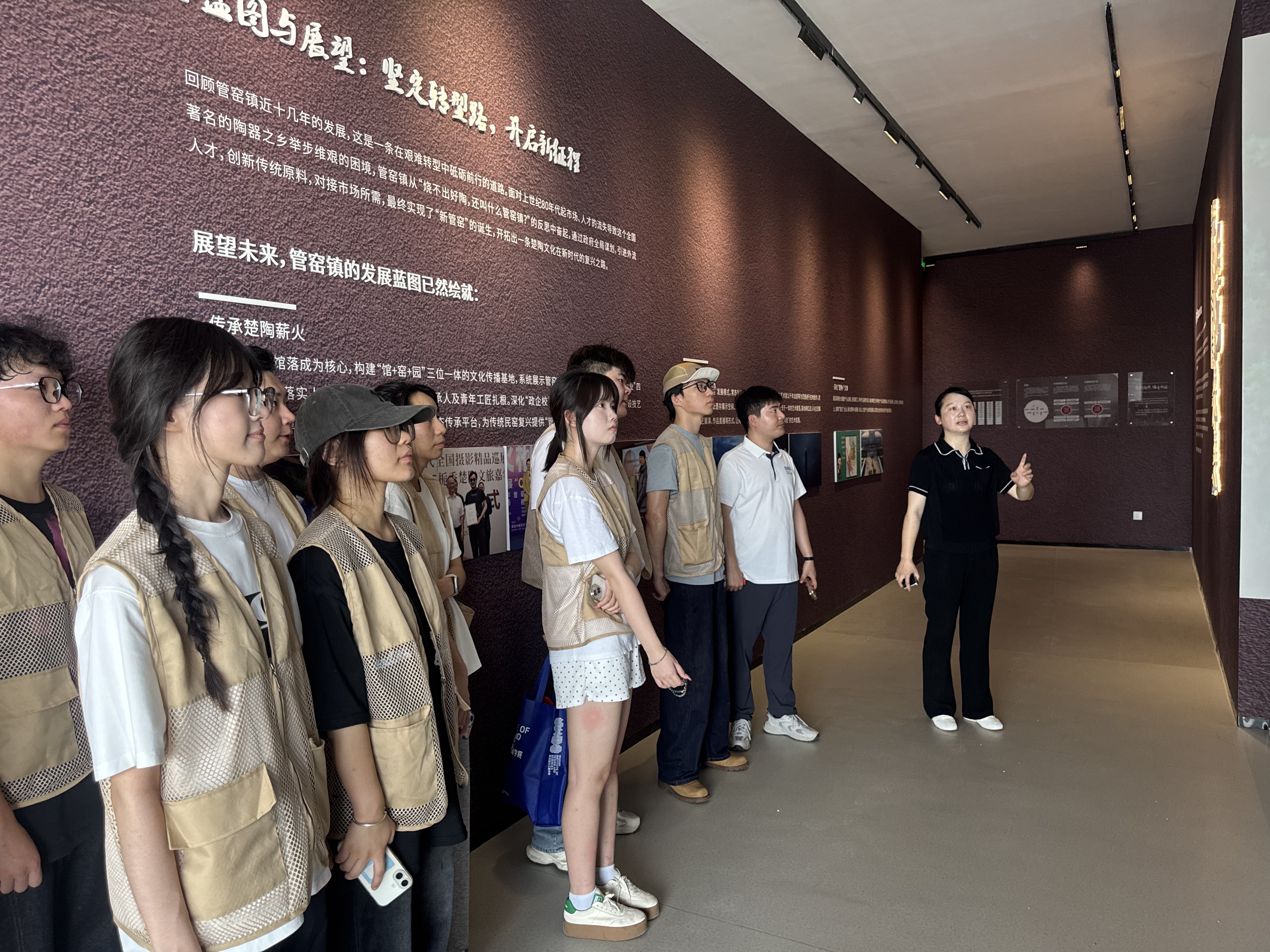 图为实践队参观当地陶艺文化馆