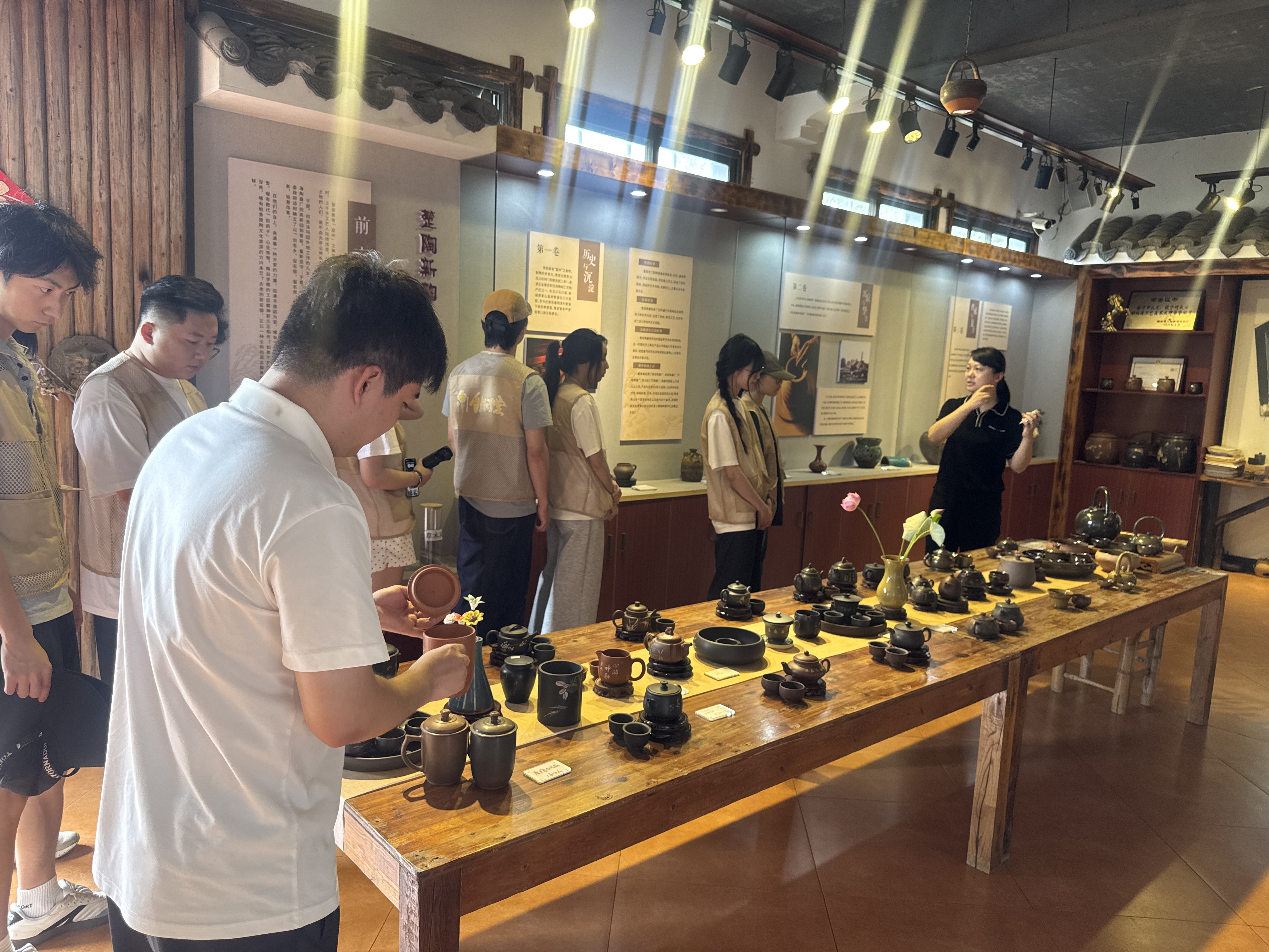 图为实践队参观当地陶艺文化馆