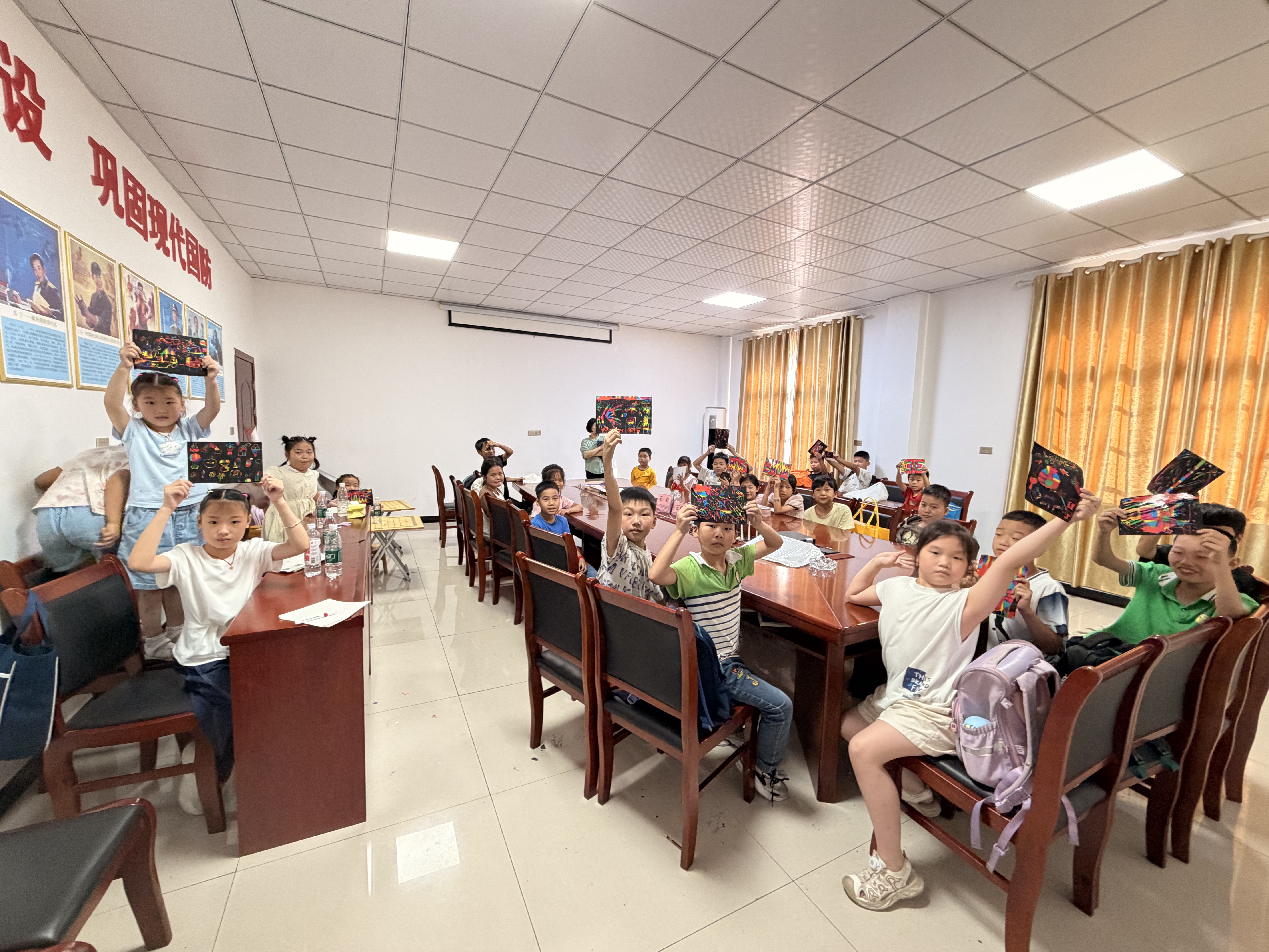 图为孩子们展示创作作品