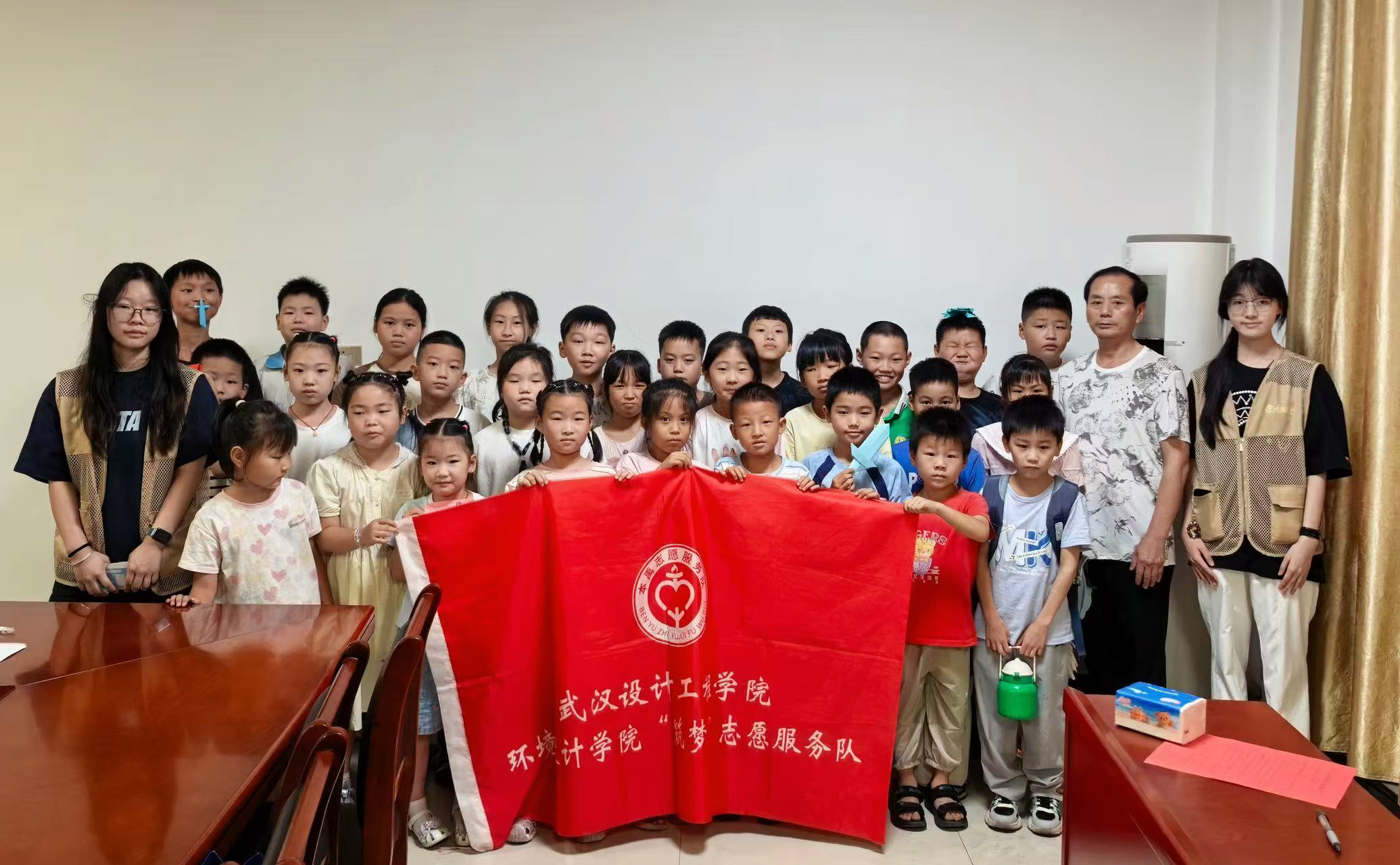 图为志愿者和孩子们合影