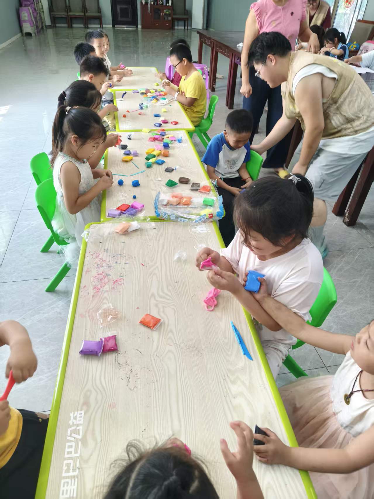 图为孩子们动手实践