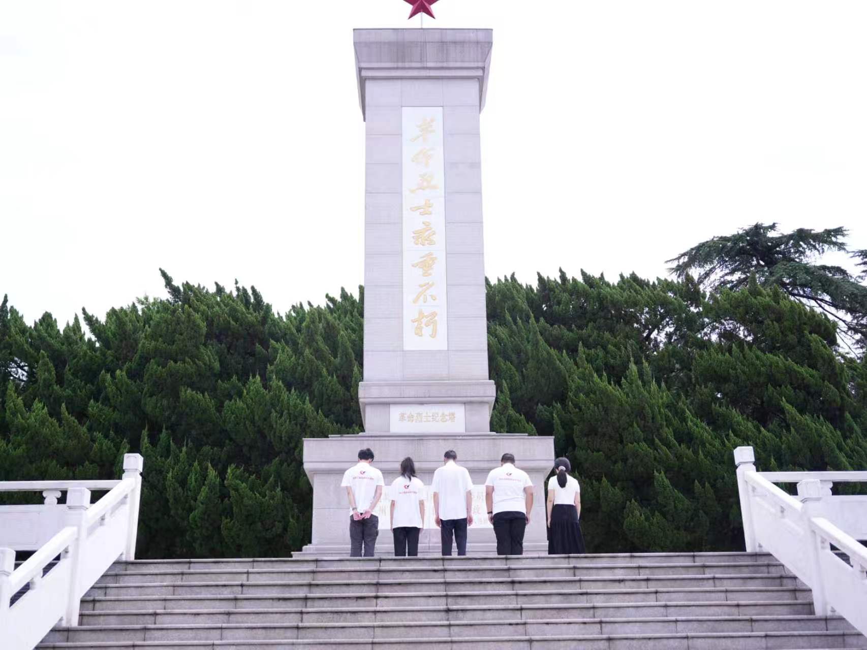 参观烈士陵园 缅怀革命先烈