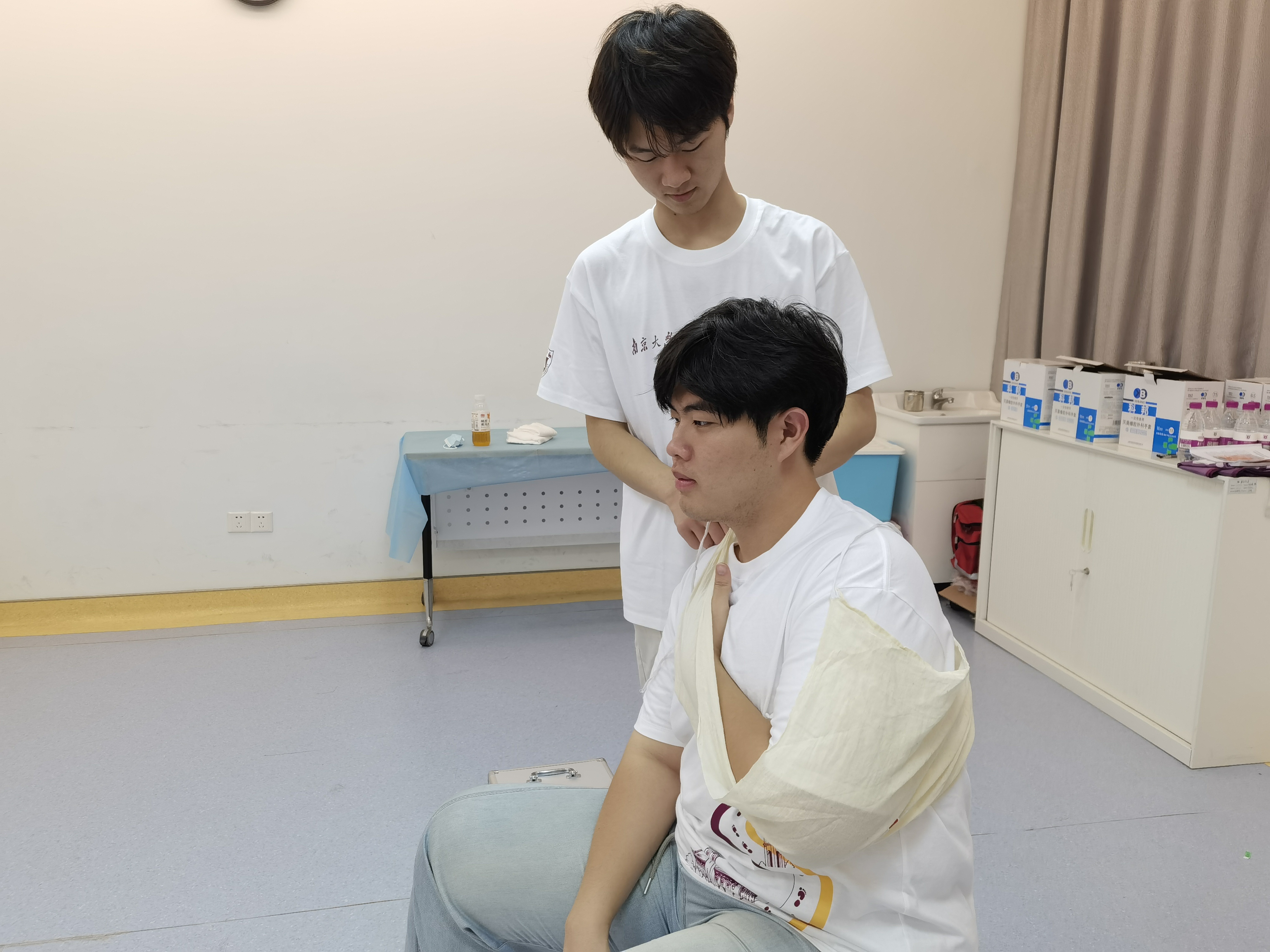 图3 志愿者培训三角巾包扎.jpg