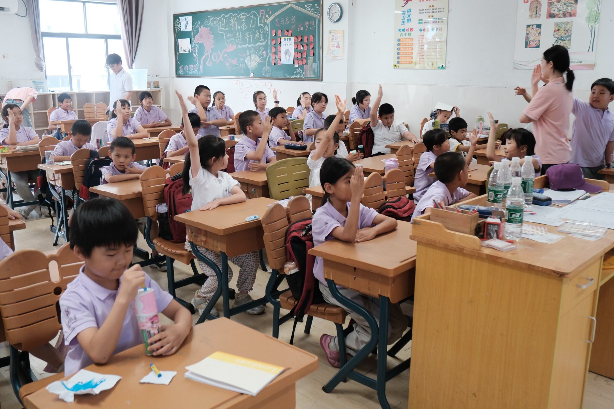 图10 学生踊跃互动.jpg