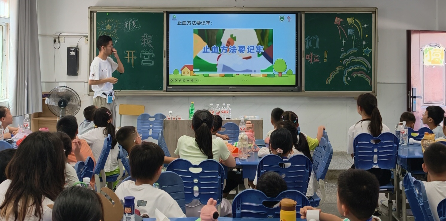 图5 志愿者讲述止血方法.jpg