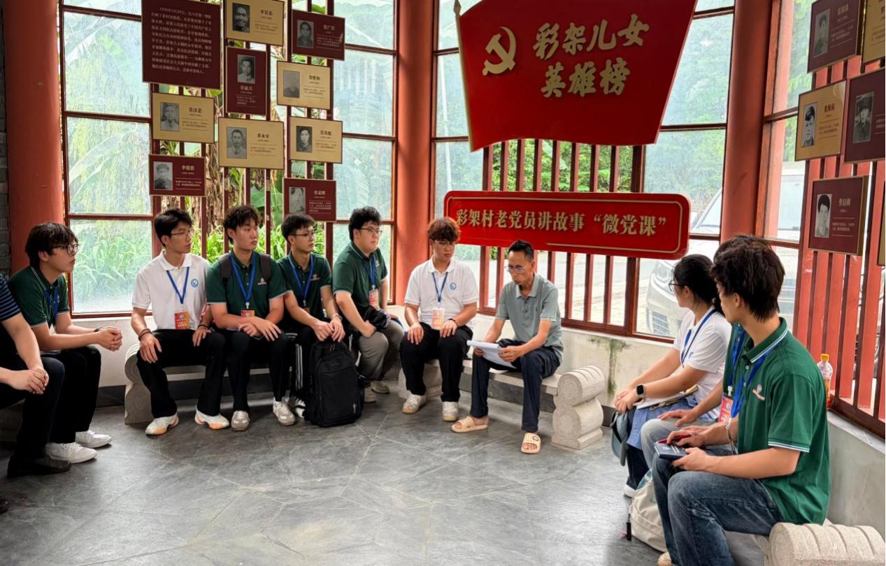 图4：老党员劳启明在彩架村红色纪念馆为实践团成员讲授红色故事“微党课”.jpg